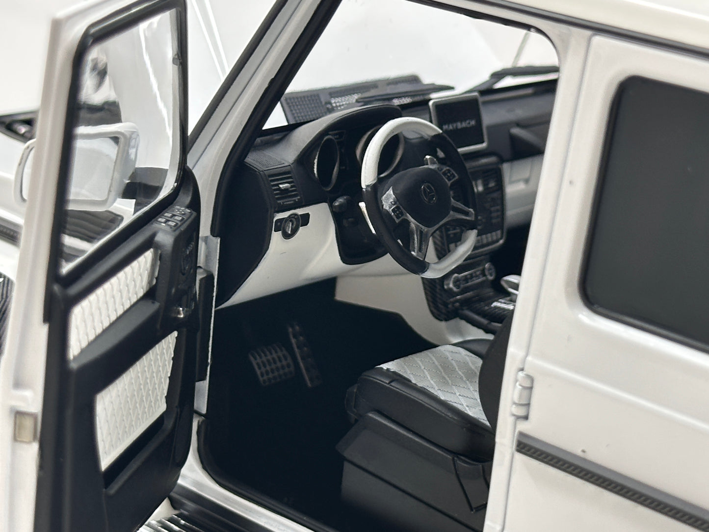 Almost Real 1/18 Mercedes-Benz G 650 Landaulet Metallic White 820213