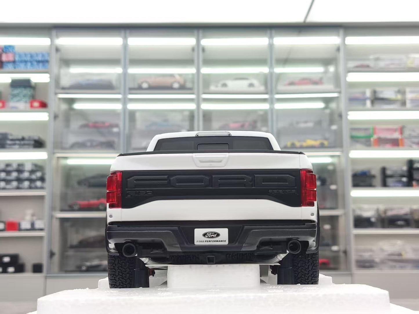 AUTO Art 1/18 Ford F-150 RAPTOR SUPERCREW 2019 White 72946