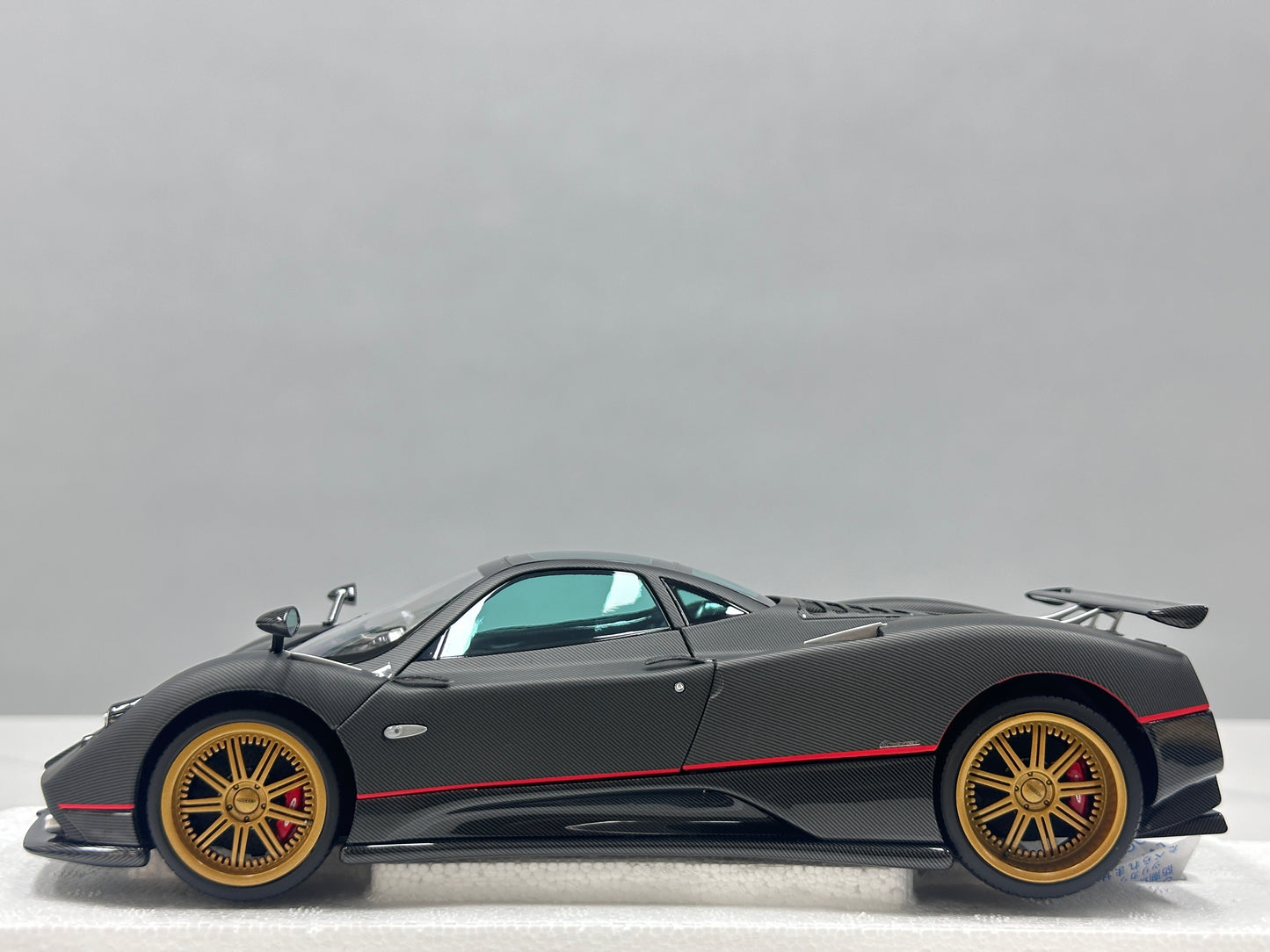 AR 1/18 Pagani Zonda F - 2005 Model - Matte Carbon Black with Red Stripes 850411001