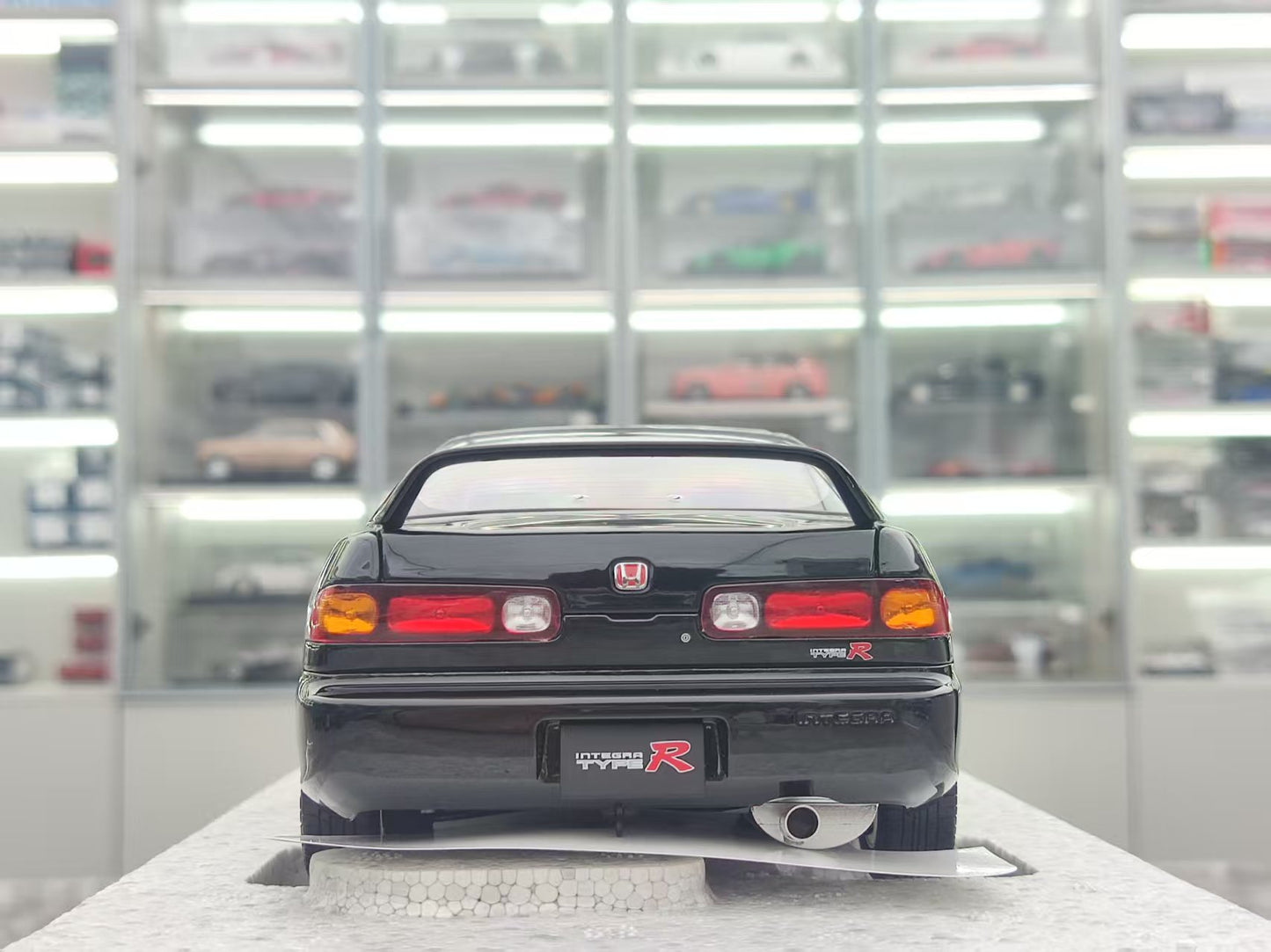 MOTORHELIX 1/18 Honda Integra Type R (DC2) Pre-Facelift Early Edition Nighthawk Black MH321