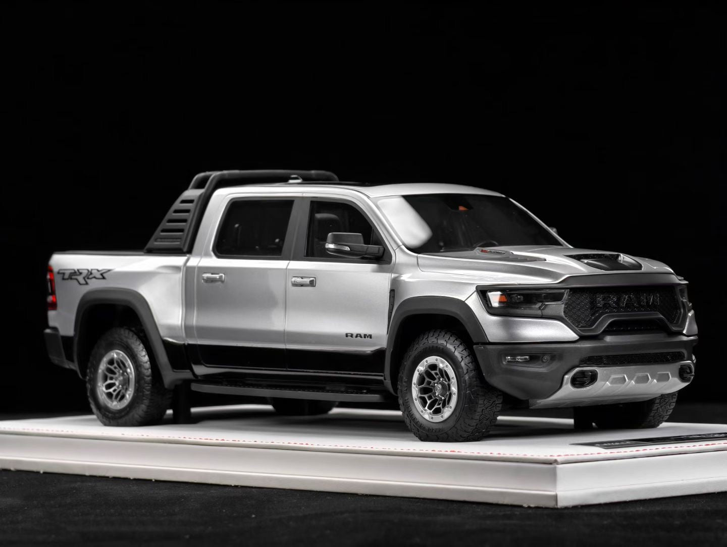 DiAMAanD 1/18 Dodge Ram (Tyrannosaurus Rex)