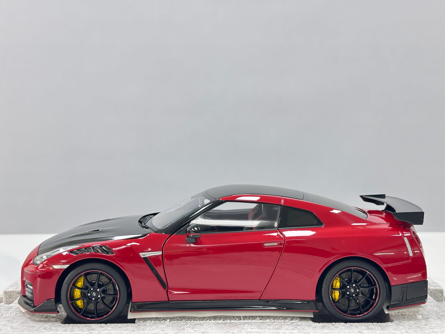 MOTORHELIX 1/18 Nissan GT-R NISMO (R35) Special Edition 2022 Vibrant Red MH367
