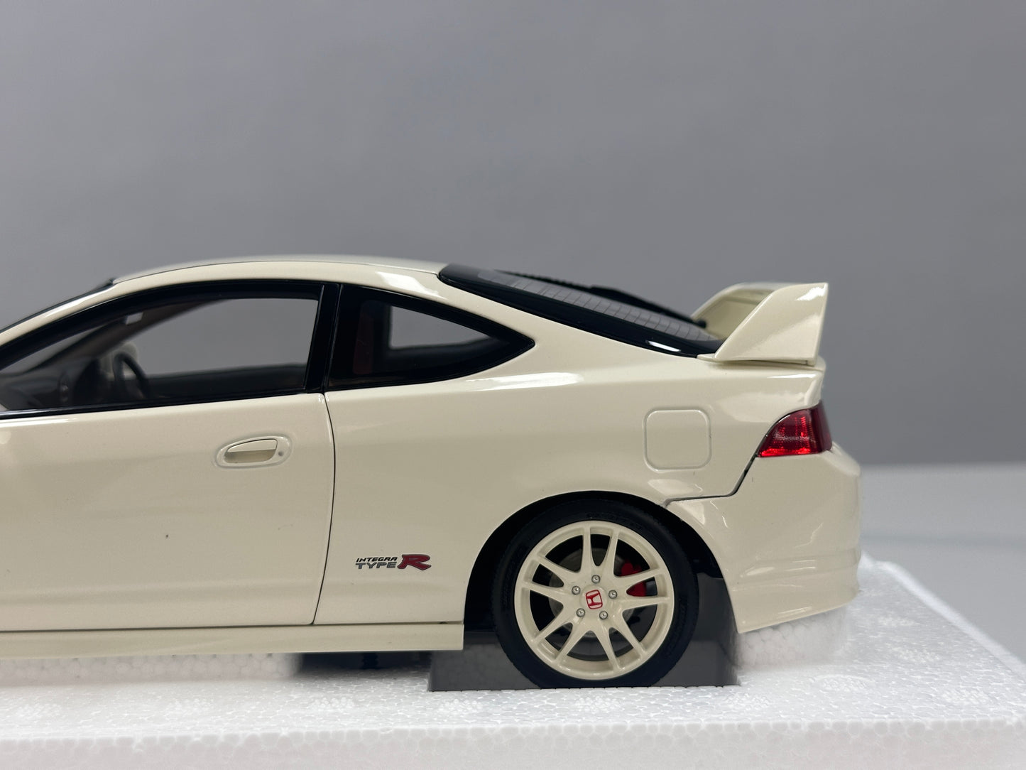 LCD 1/18 Honda Integra (DC5) Type R - Championship White (LCD18019-WH)