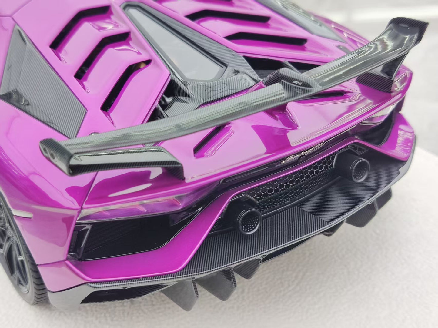 MAKEUP 1/18 Lamborghini Aventador SVJ Magenta EML025G