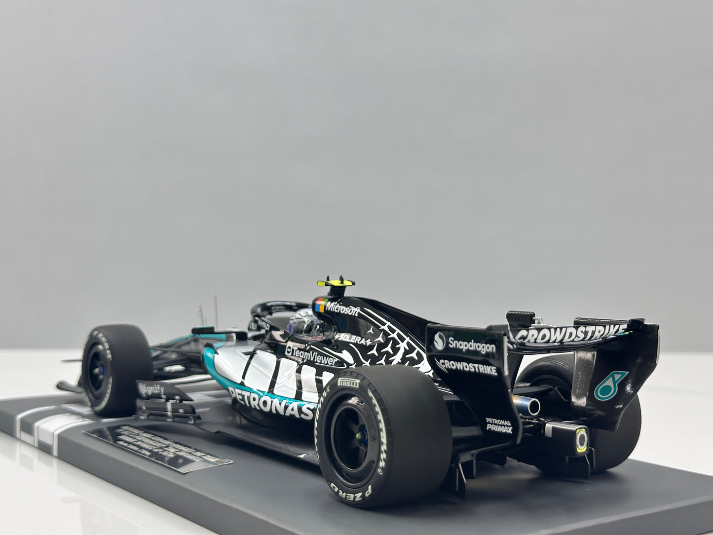 MINICHAMPS 1/18 Mercedes-AMG PETRONAS F1 Team W17 (K. Antonelli – 2026 Japanese Grand Prix Winner) – Silver Livery (117260312)