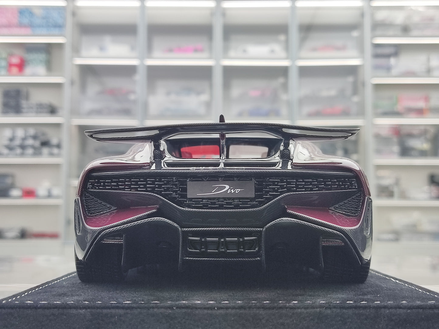 HH Model 1/18 Bugatti Divo, Red All Carbon Fiber HH515