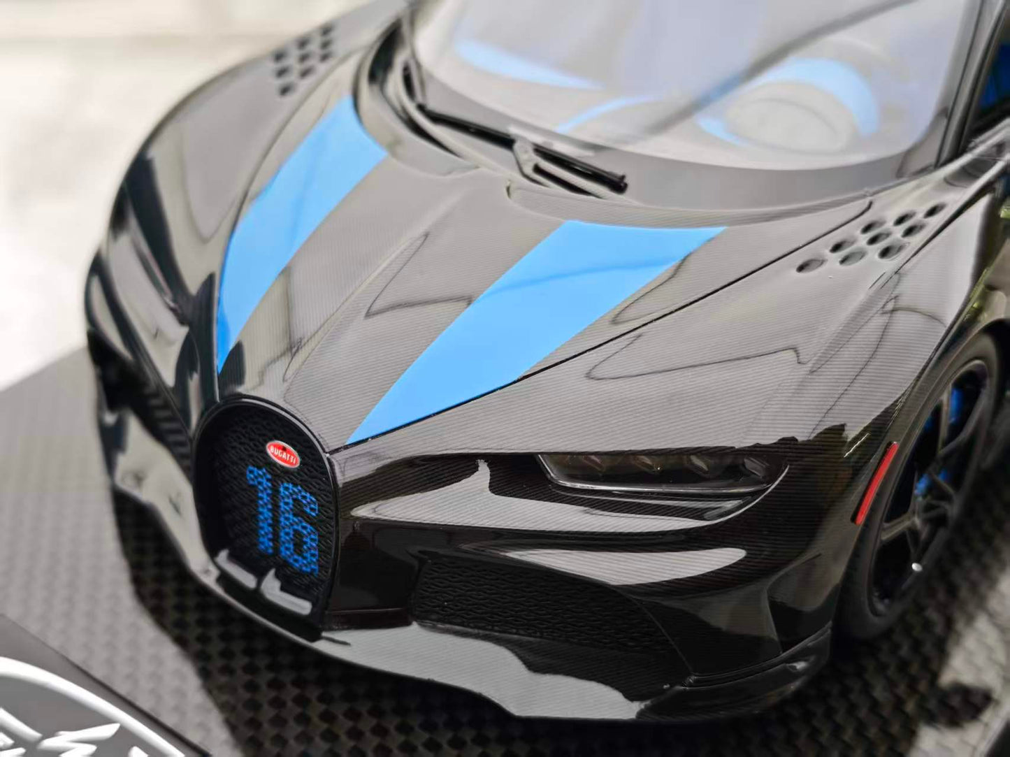 MR 1/18 Bugatti Chiron Super Sport Silver Blue BUG012C
