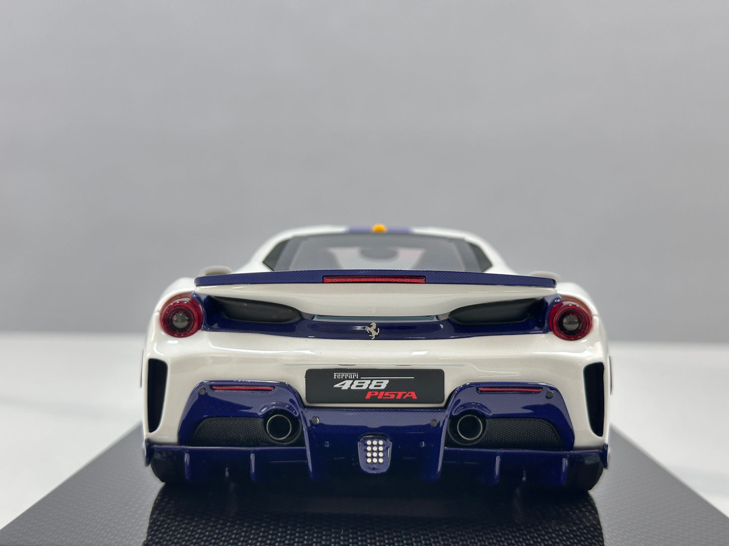 DM Pro 1:18 Ferrari 488 pista  – Black Base, Style E – White – Full-Opening Resin Model (DGP005B)