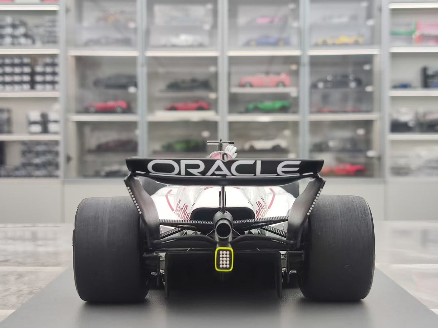 Spark 1/18 Oracle F1 RB21 2025 Japanese GP Winner #1 Verstappen White 18S1004