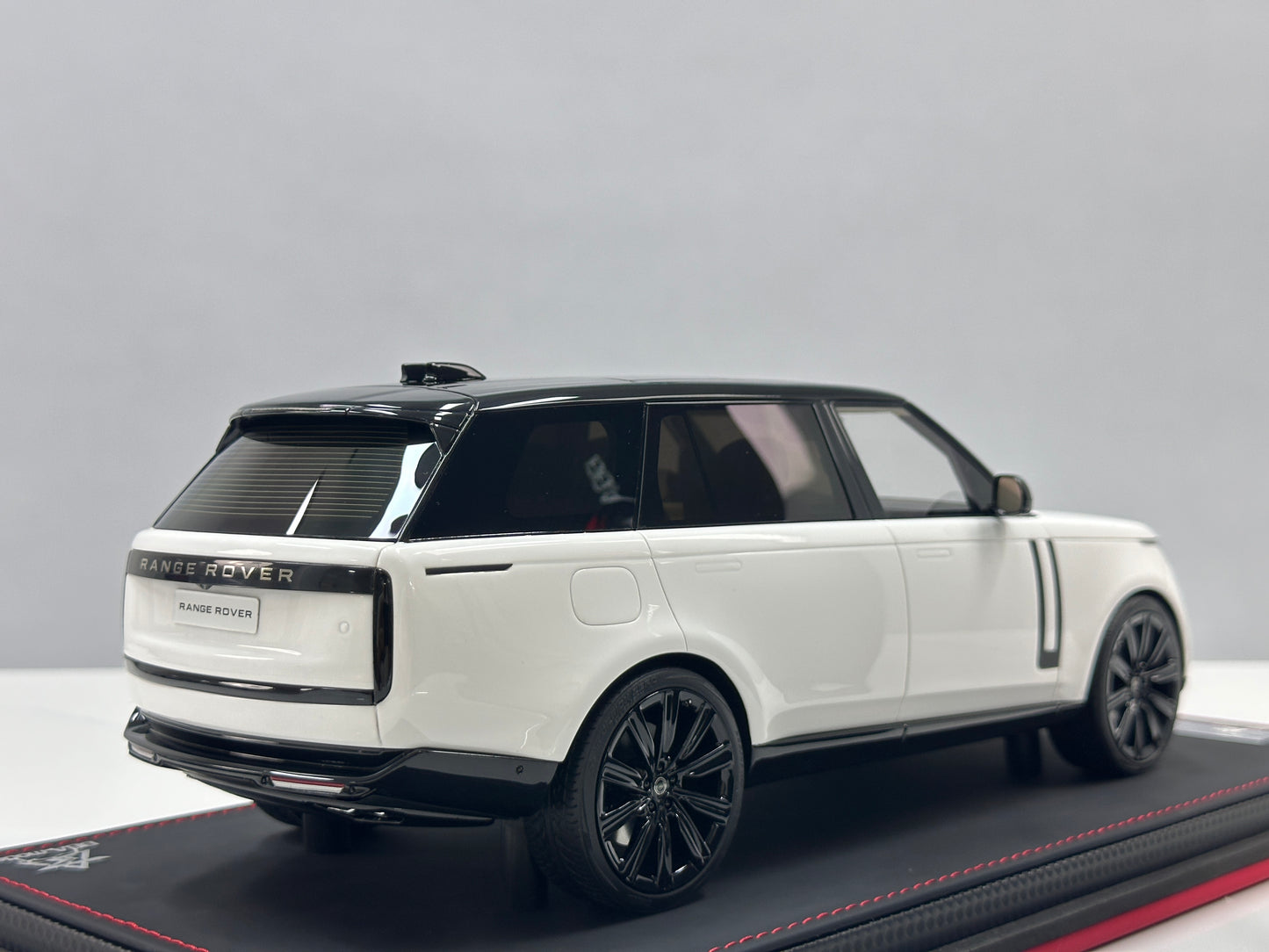 BBA MODEL 1/18 Land Rover Range Rover SVAutobiography – "Black & White Panda" (BBA067)