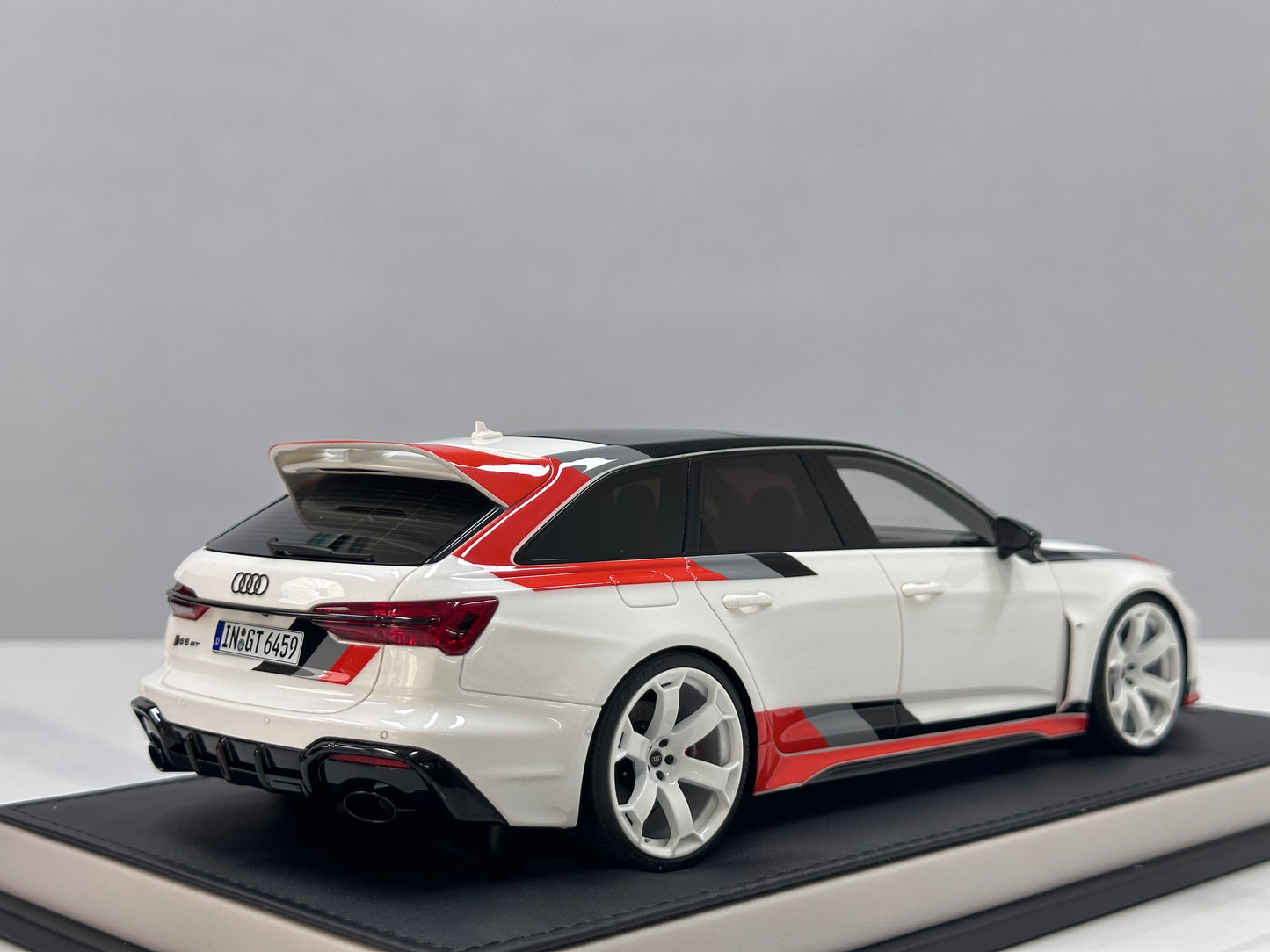 MOTORHELIX 1/18 Audi RS6 Avant GT Acona White MH366