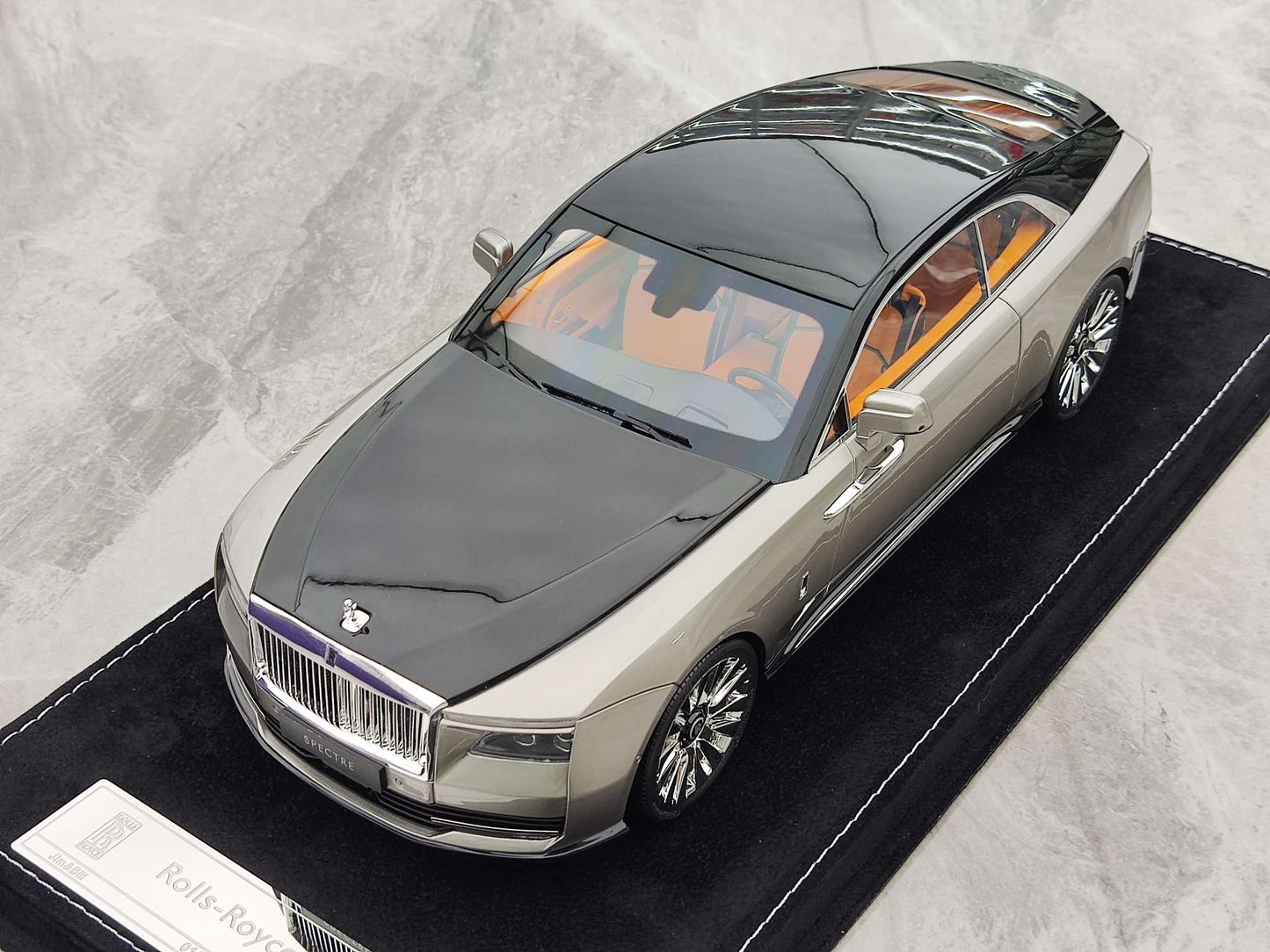 HH Model 1/18 Rolls-Royce Spectre, Platinum Grey/Diamond Black (HH375)