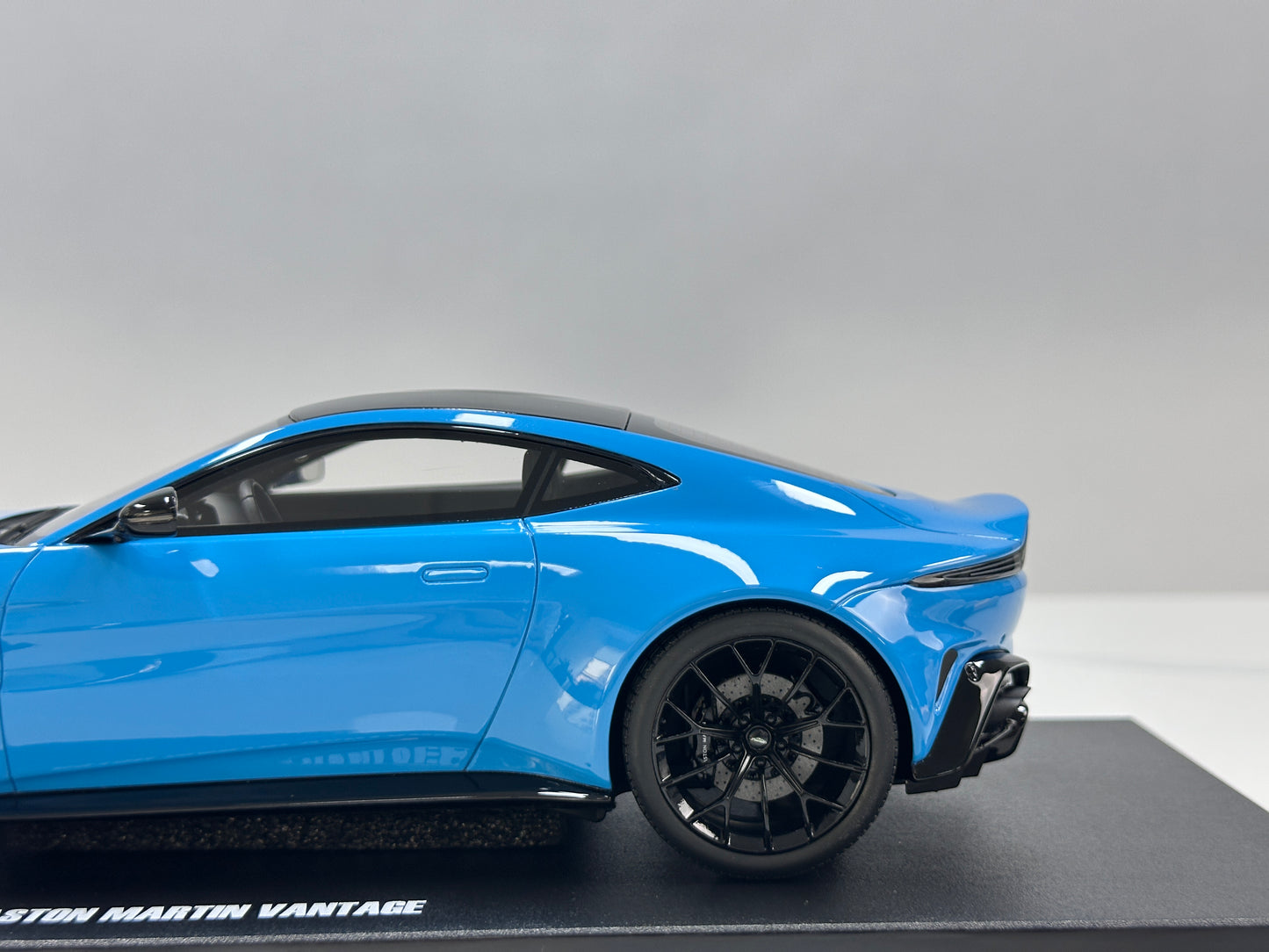 GT Spirit 1/18 Aston Martin Vantage Elwood Blue GT1008