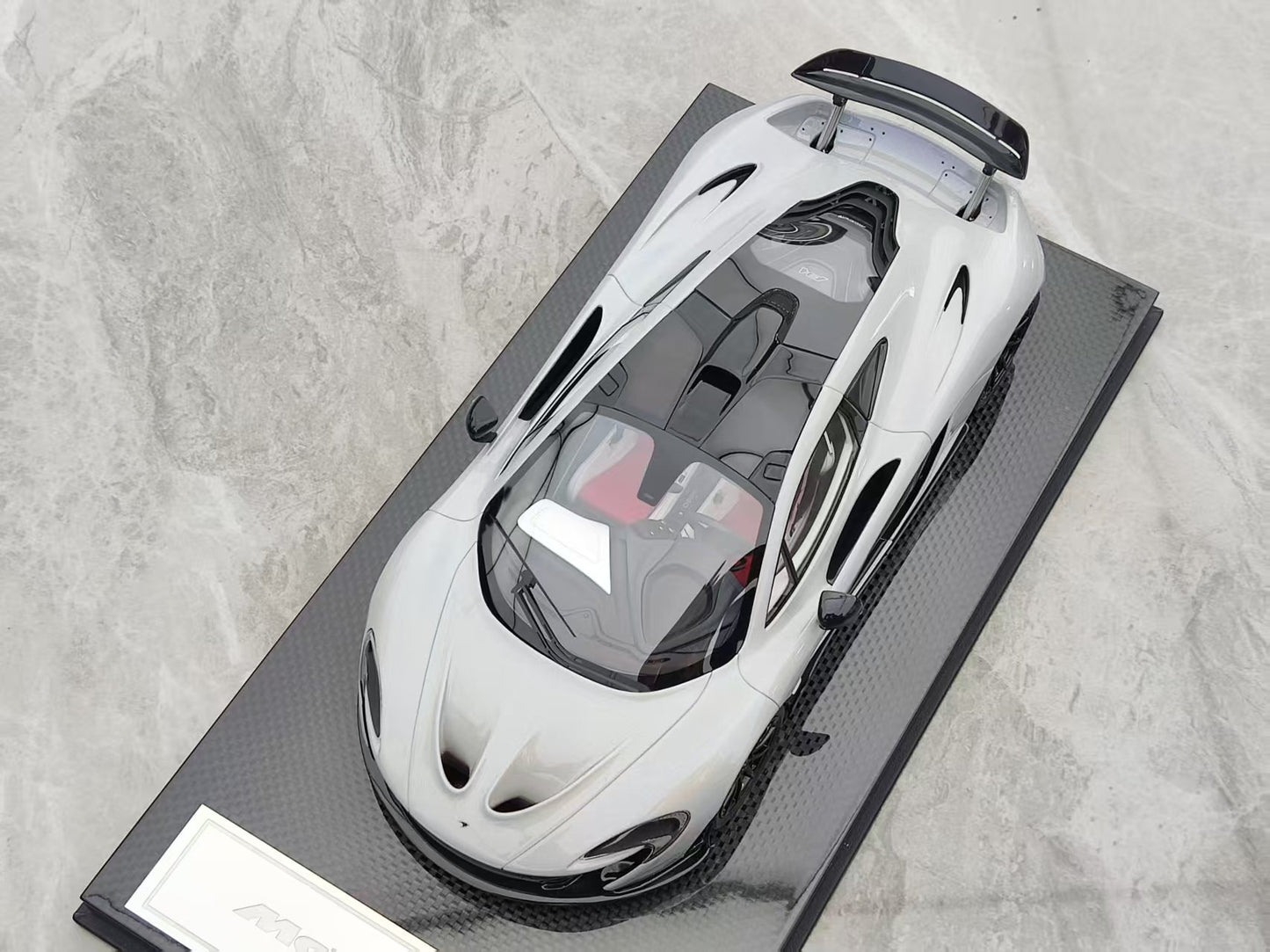 DINOMODEL 1/18 McLaren P1 Carbon Sole Pearl Silver DMP002