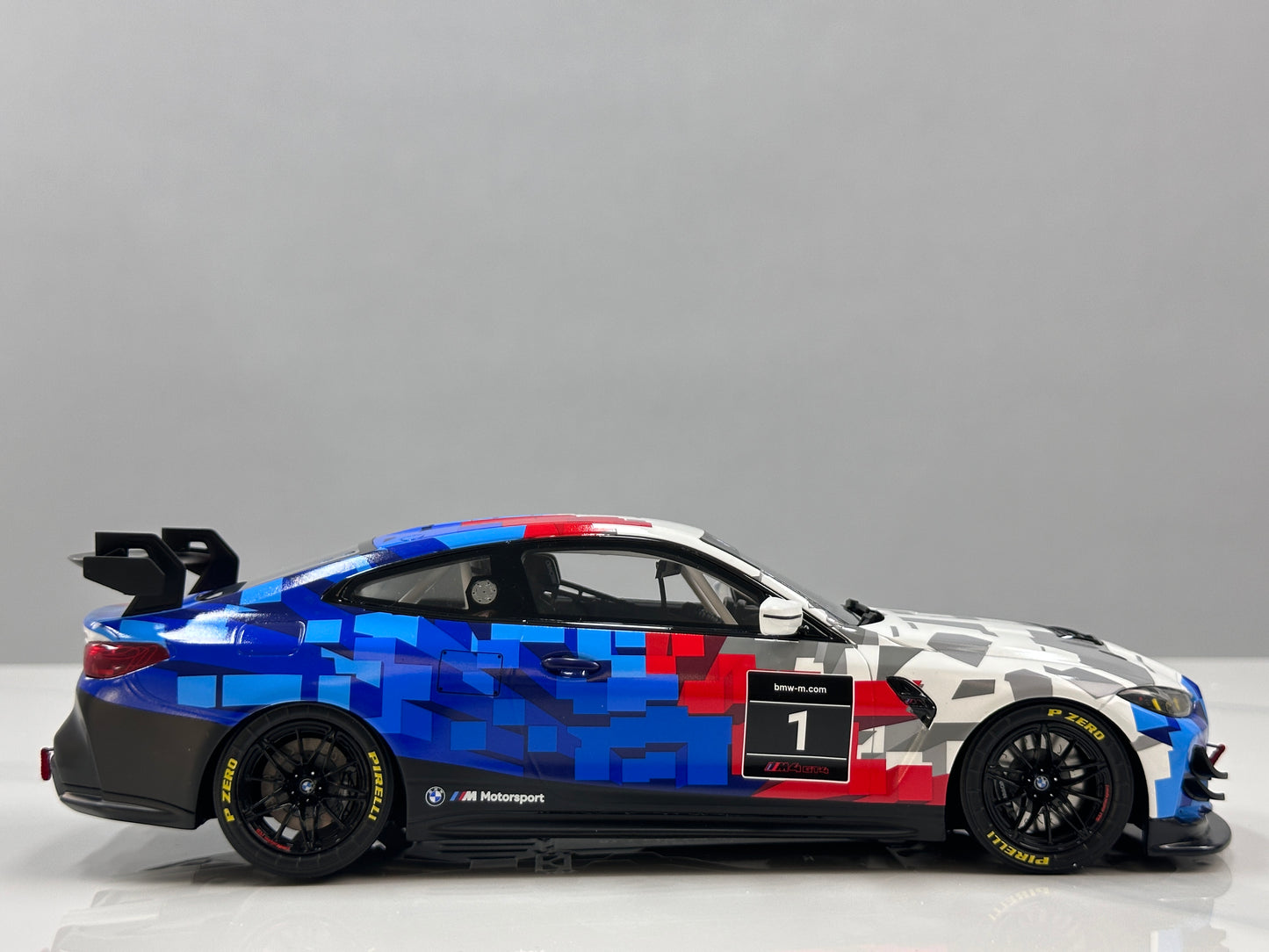 OTTO 1/18 BMW M4 GT4 White/Blue/Black OT1125