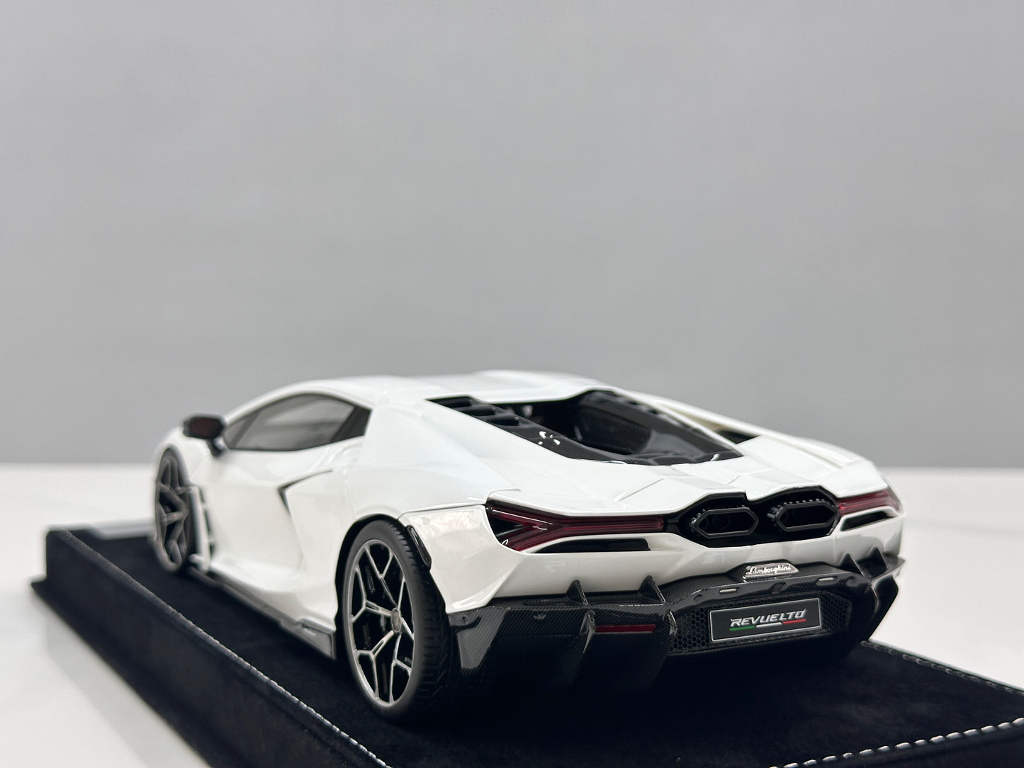 HH Model 1/18 Lamborghini Revuelto Metallic White HH616