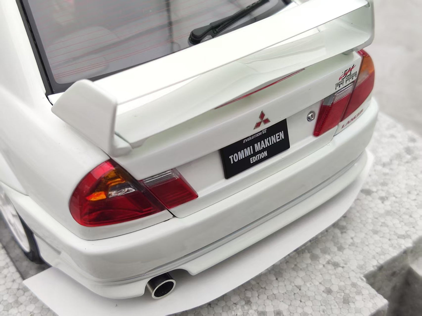 MOTORHELIX 1/18 Mitsubishi Lancer Evolution VI (6.5) Scottish White MH346