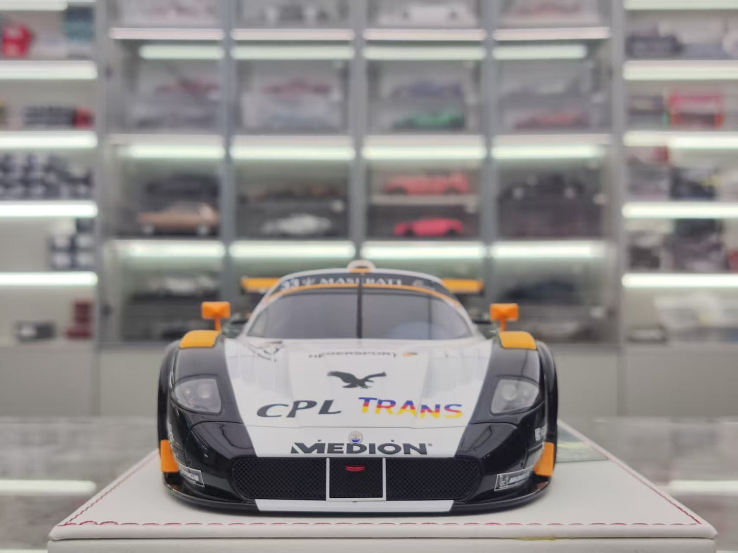 GL 1/18 Maserati MC12 Track Edition Black + White JS-GL019