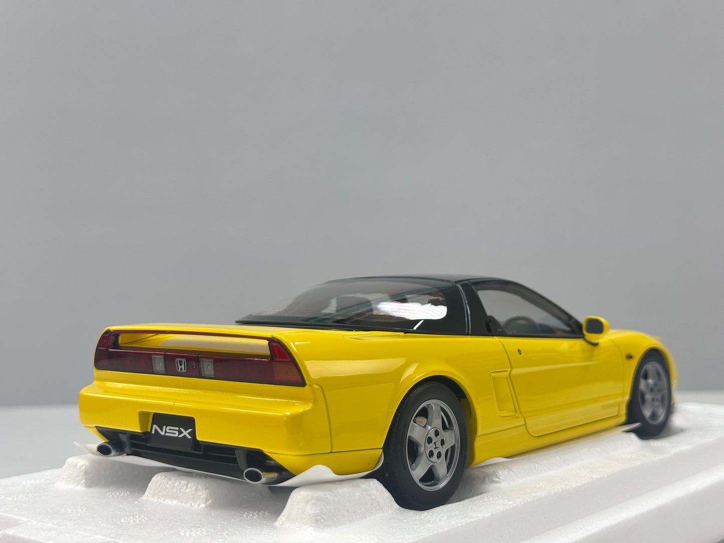 LCD 1/18 Honda NSX 1st Generation (MK1/NA1) Yellow LCD18022-YE