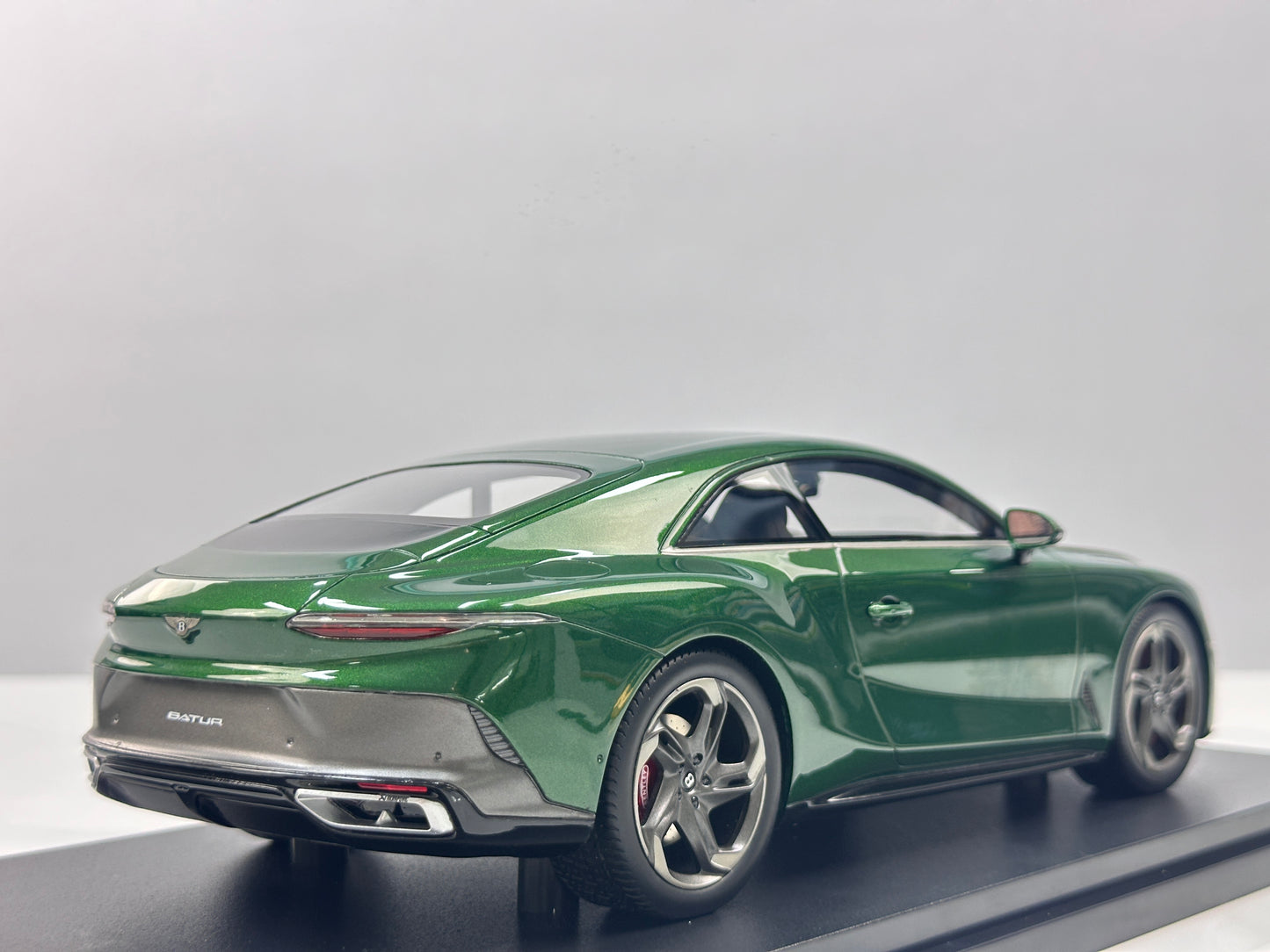 Topspeed 1/18 Bentley Batur Scarab Green TS0672