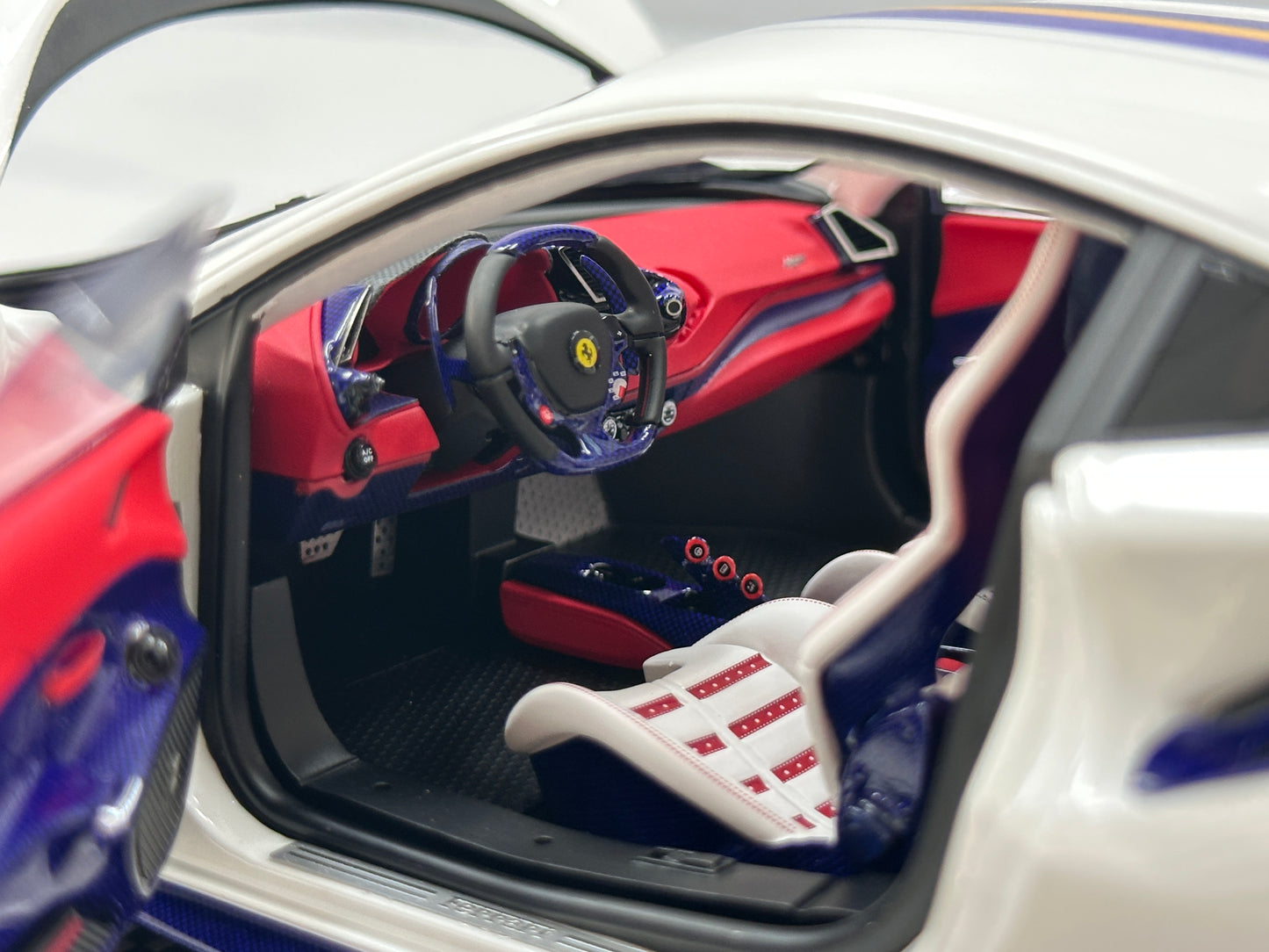 DM Pro 1:18 Ferrari 488 pista  – Black Base, Style E – White – Full-Opening Resin Model (DGP005B)