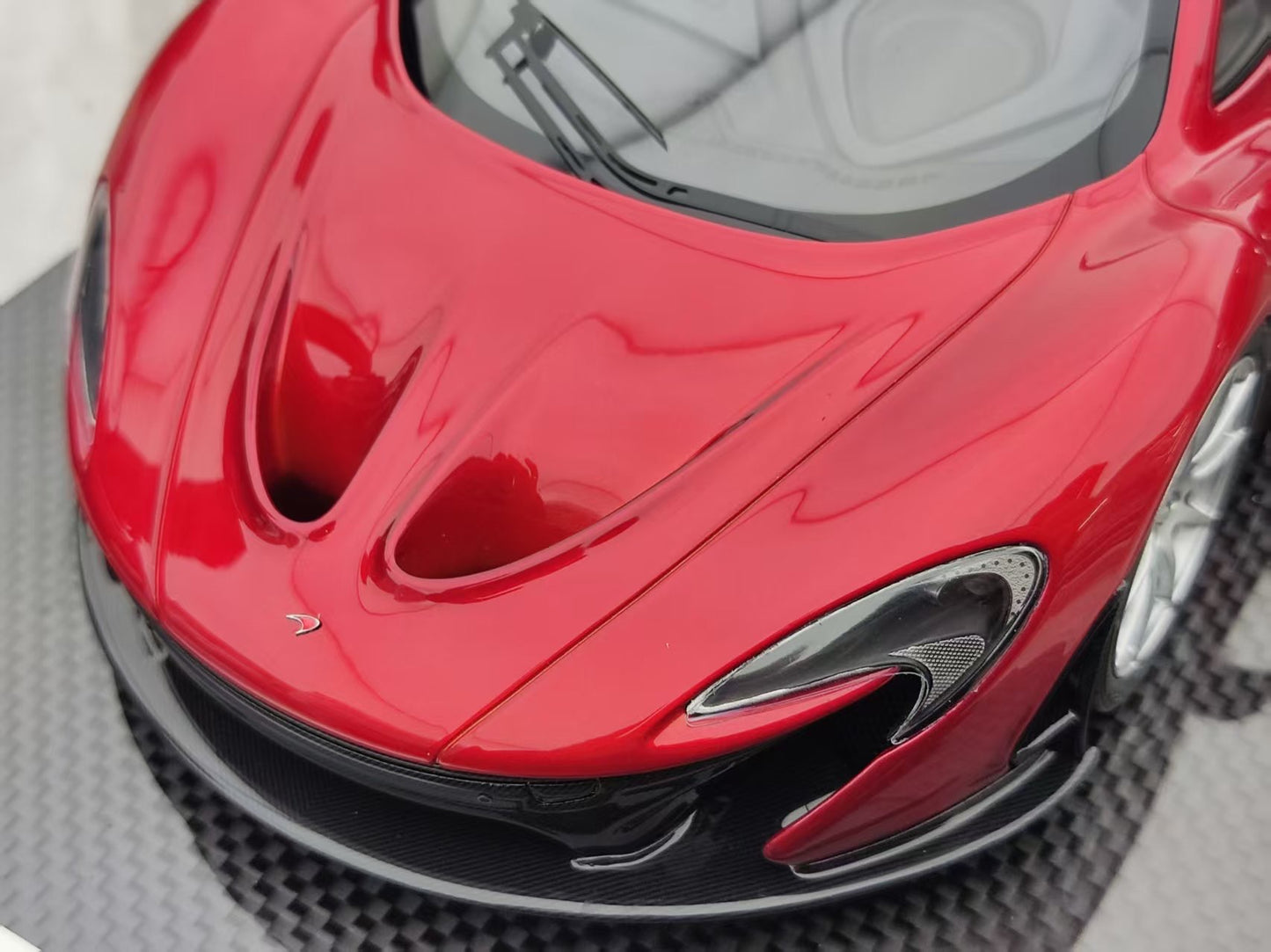 DINOMODEL 1/18 McLaren P1 Carbon Sole Volcano RED/SW DMP004