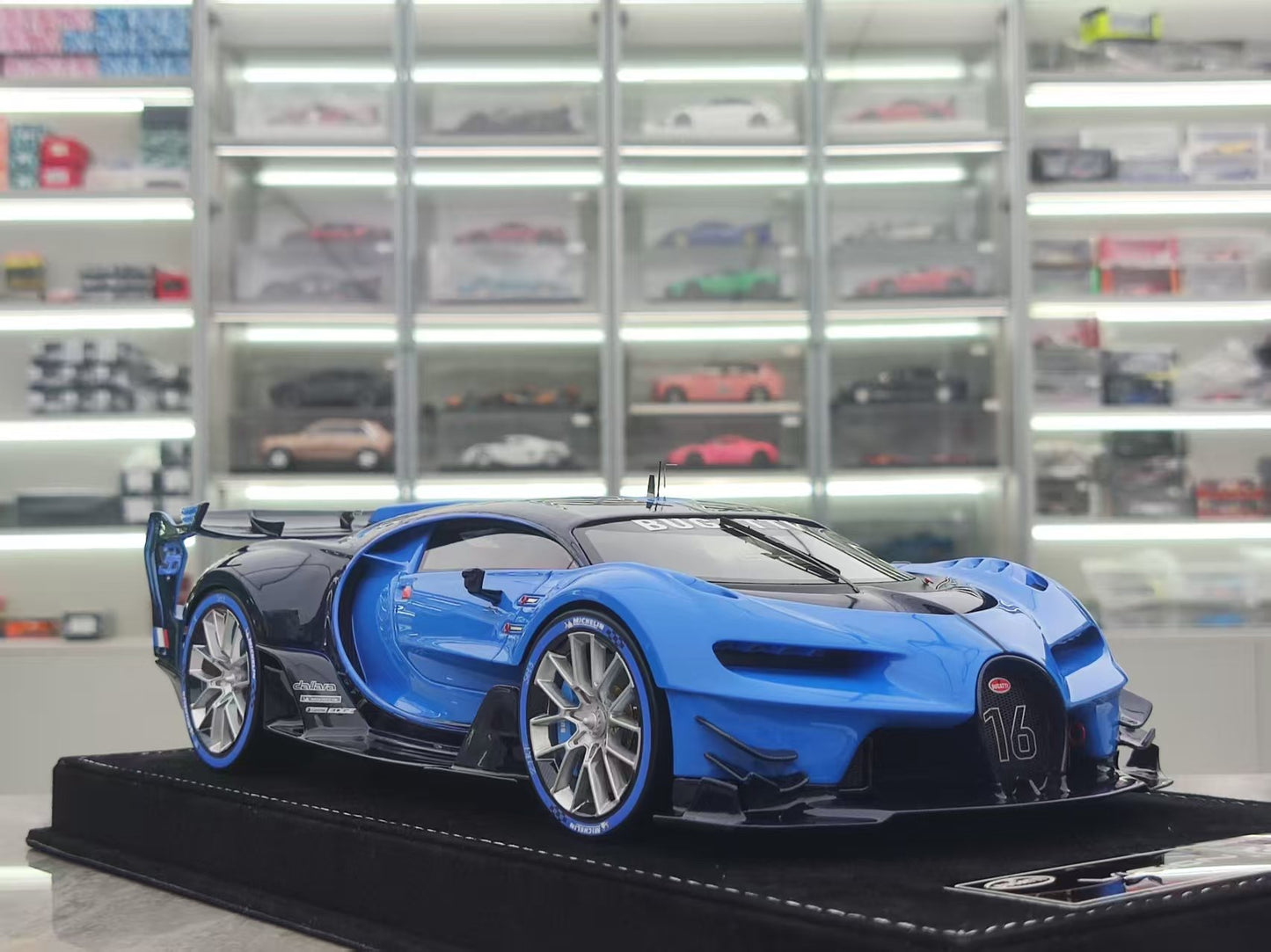 HH Model 1/18 Bugatti Vision GT Ocean Blue/Blue Carbon Fiber HH481
