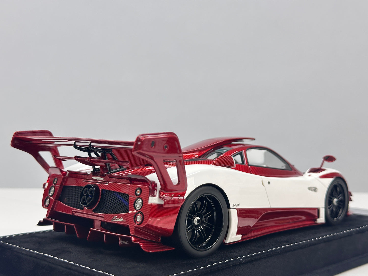 HH Model 1/18 Pagani Zonda (Red & White Carbon Fiber) HH676