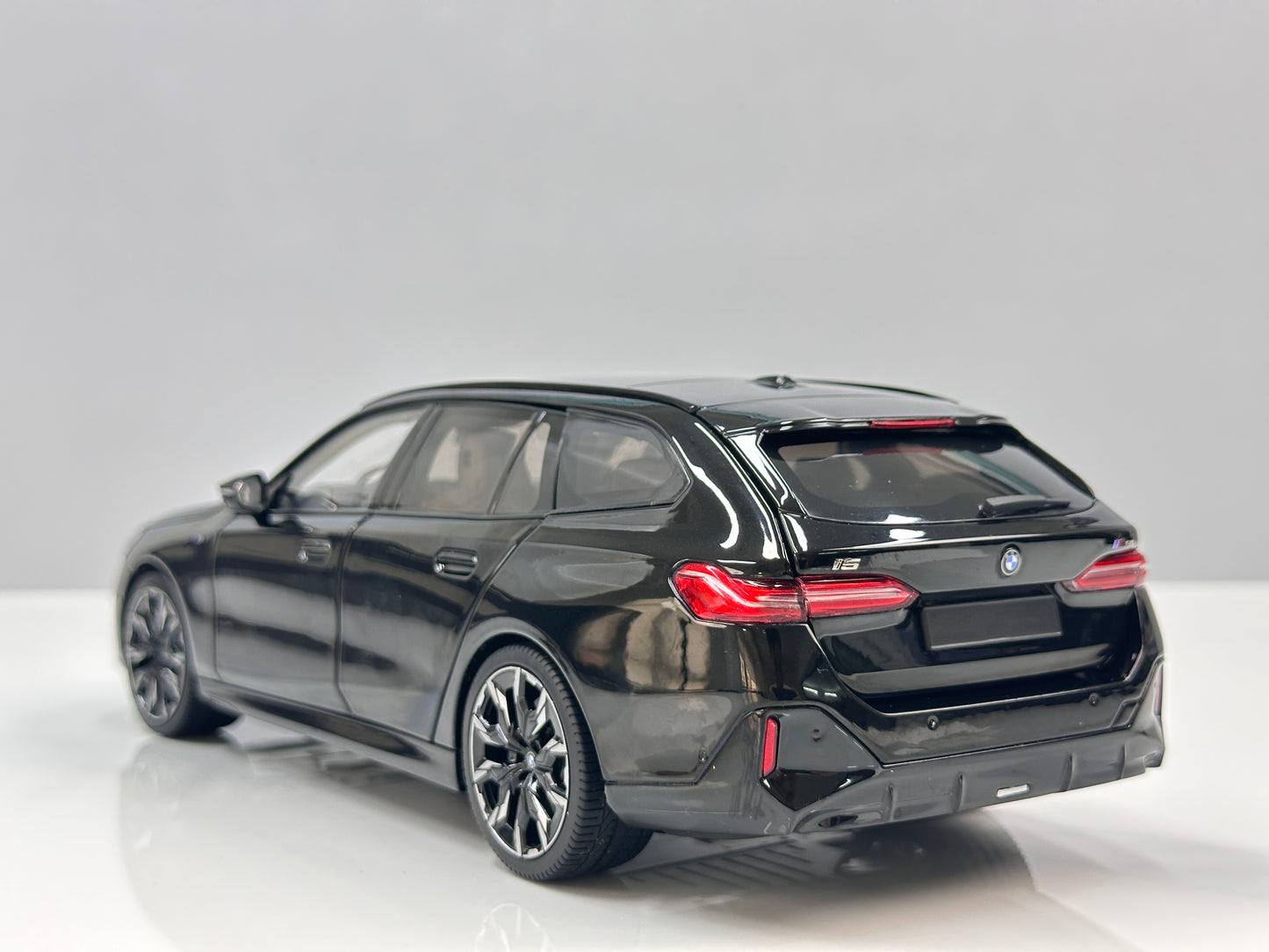 MINICHAMPS 1/18 BMW i5 M60 Touring 2024 Metallic Black 110023602