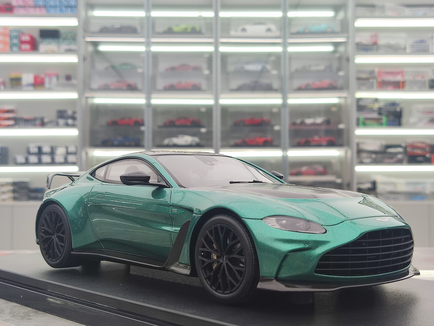 GT Spirit 1/18 Aston Martin V12 VANTAGE Verda Simulada Modelaŭto GT922