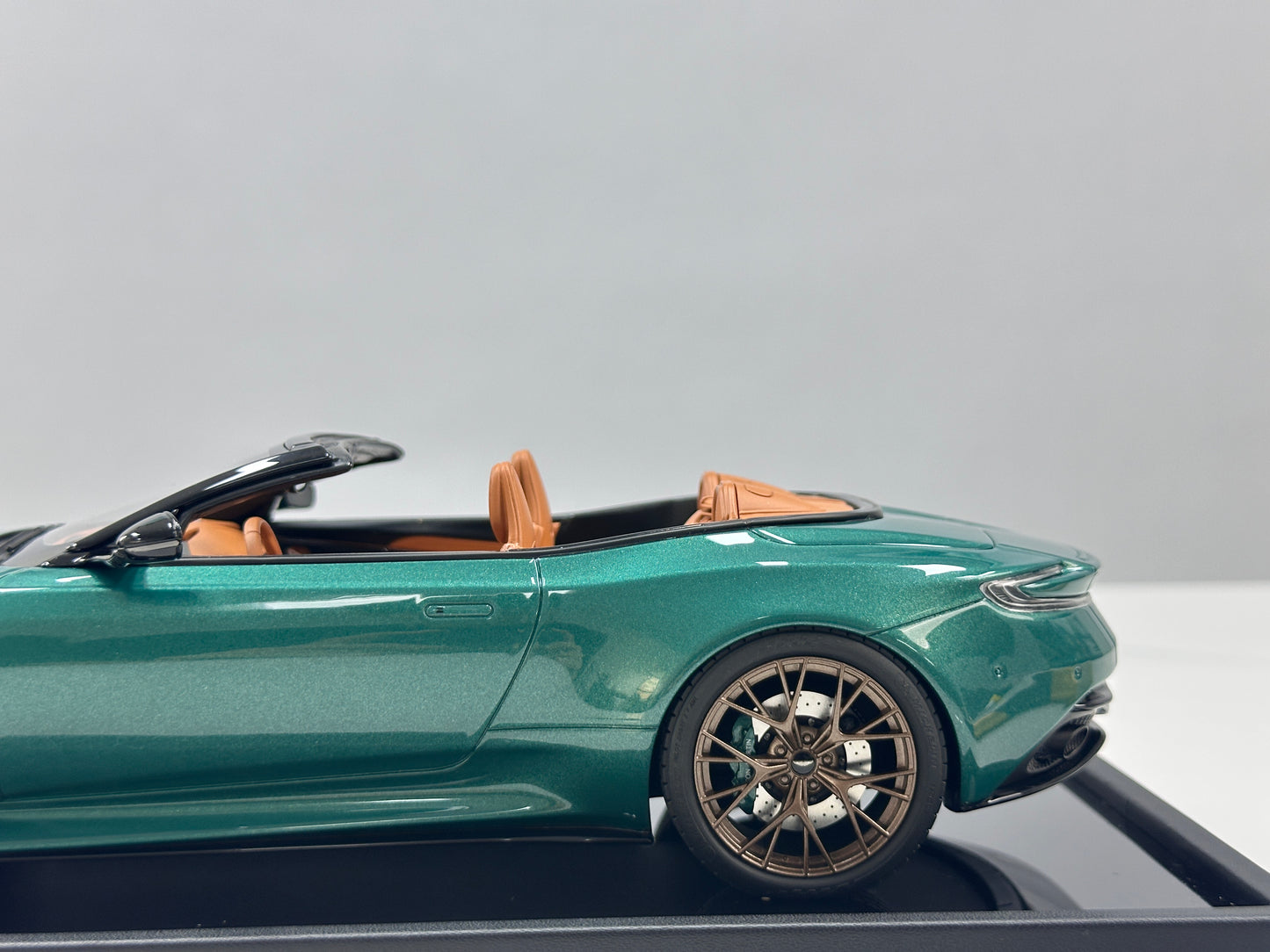 Xiaoguang Model & MotorHelix 1/18 Aston Martin DB12 Volante Convertible – Green (MH385)