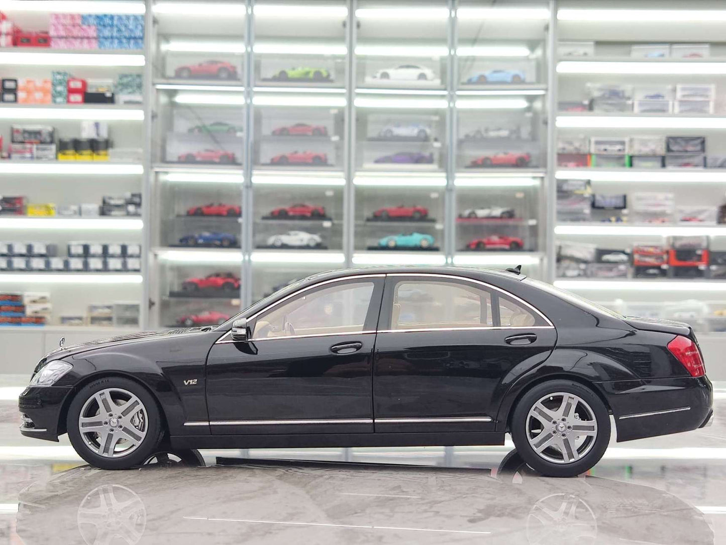 MOTORHELIX 1/18 Mercedes-Benz S-Class S600L (W221) Obsidian Black MH289
