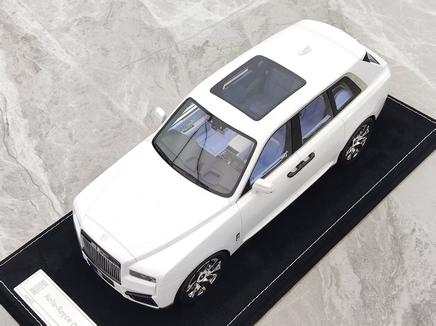 HH Model 1/18 Rolls-Royce Cullinan Cosmic Laser Color-Changing White HH543