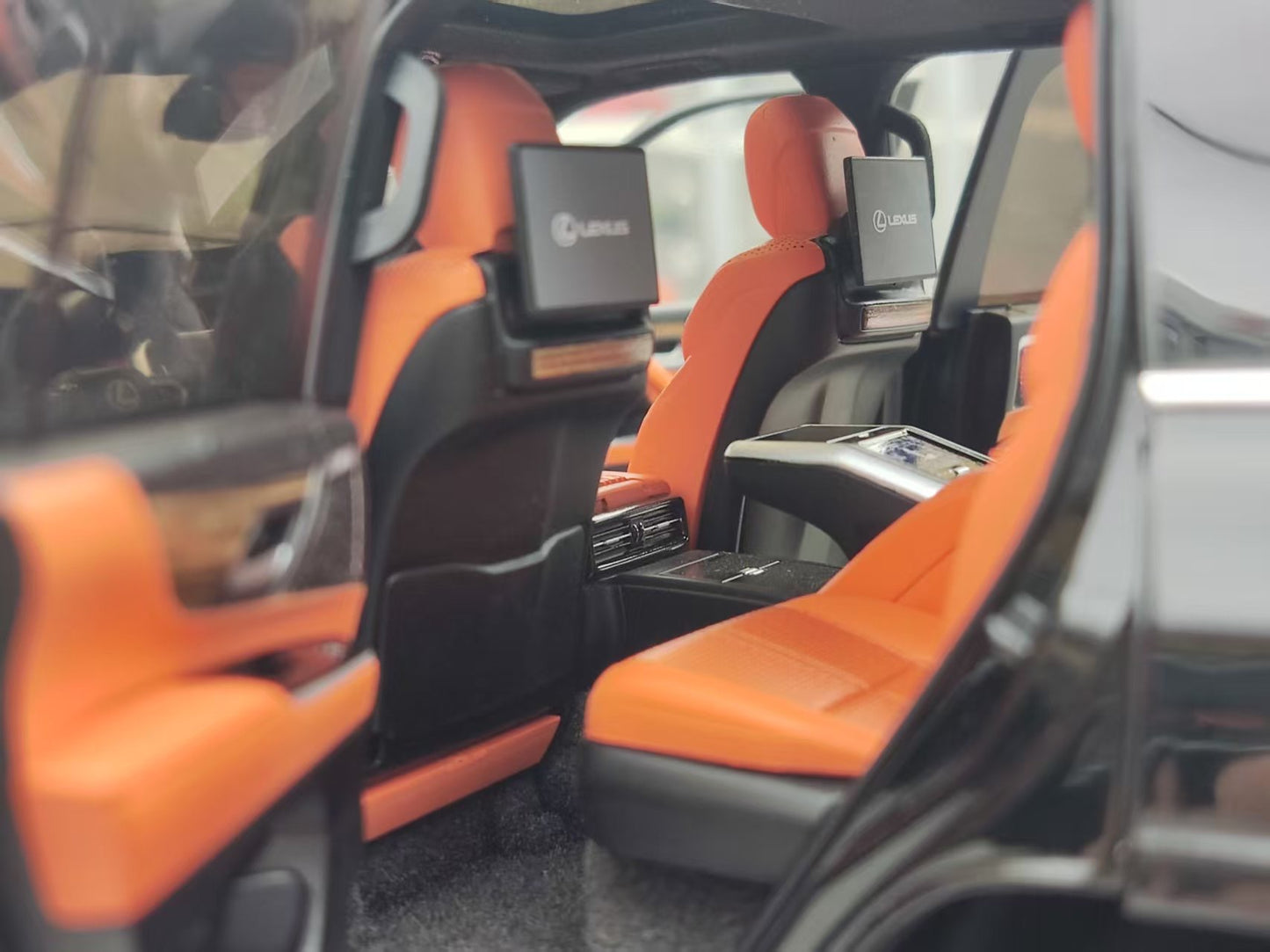 LCD 1/18 Lexus LX600 Black LCD124