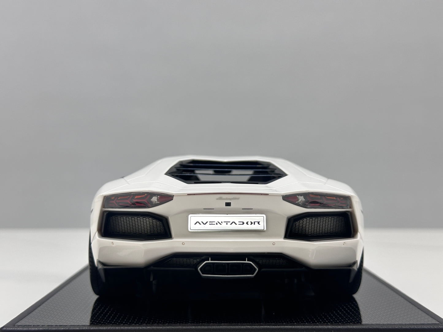 VMB 1/18 Lamborghini Aventador LP700-4 White VMB065