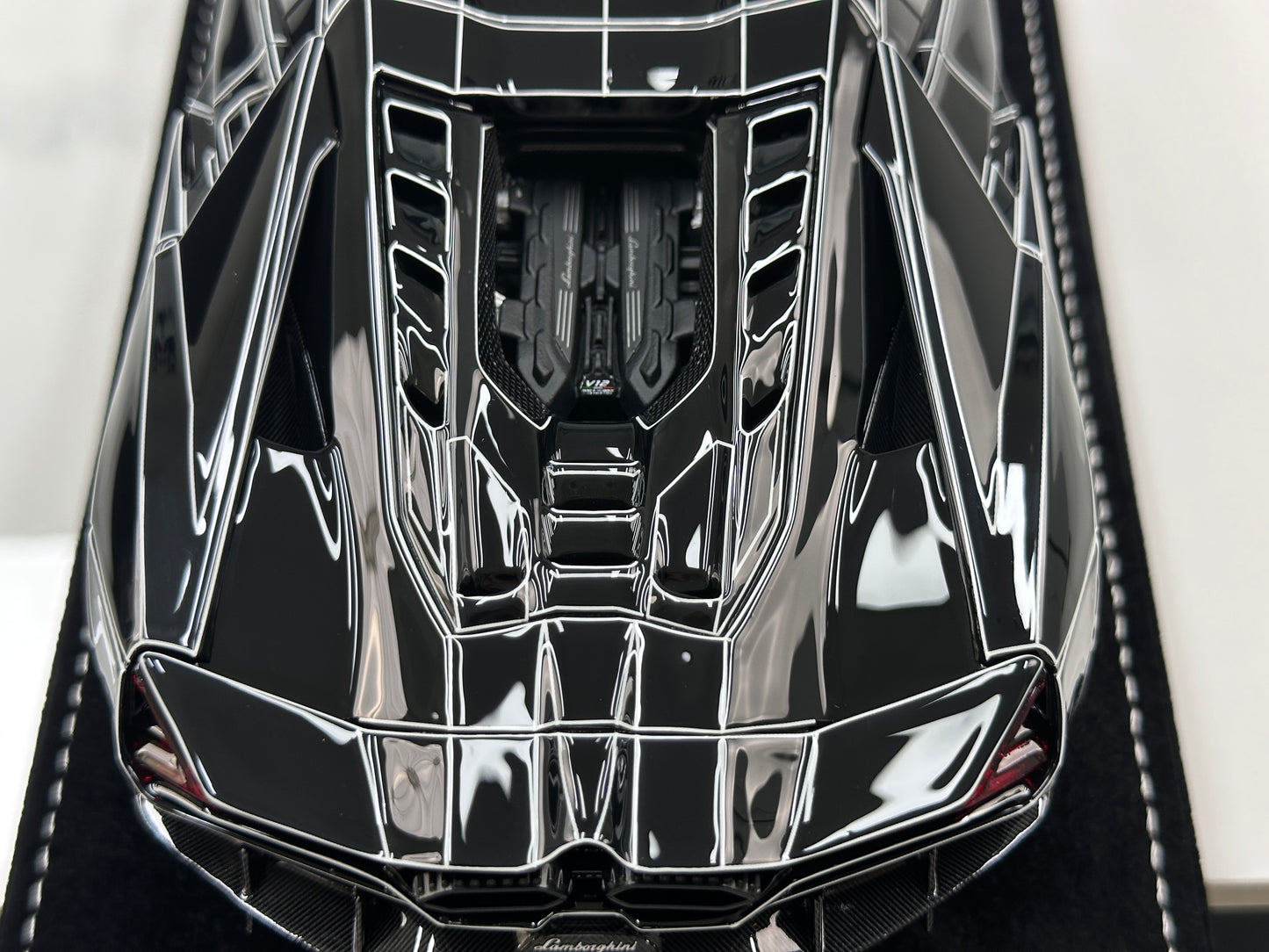 HH Model 1/18 Lamborghini Revuelto Black Luminous Crackle Pattern HH625