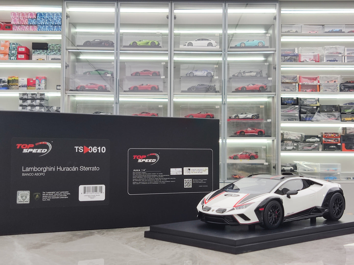 TOPSPEED 1/18 Lamborghini Huracan Sterrato White Car Model TS0610