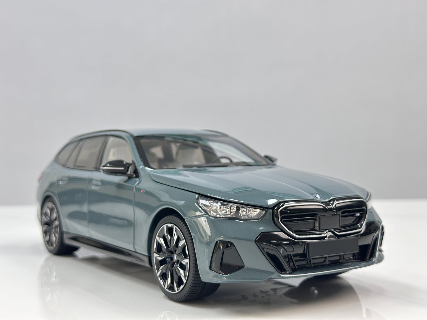 MINICHAMPS 1/18 BMW i5 M60 Touring 2024 Metallic Green 110023600