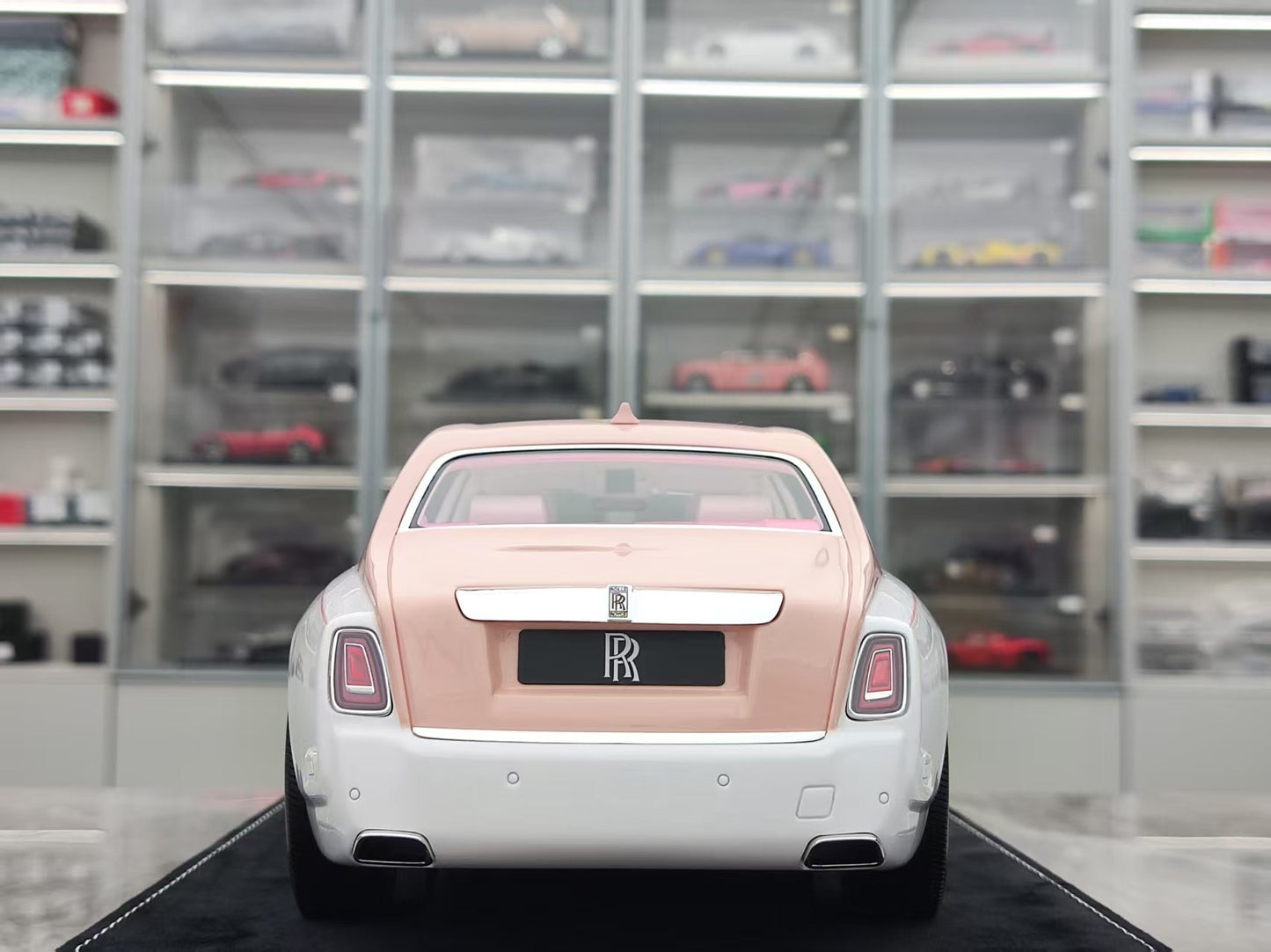 HH Model 1/18 Rolls-Royce Phantom Series II Blush Pink/White HH538