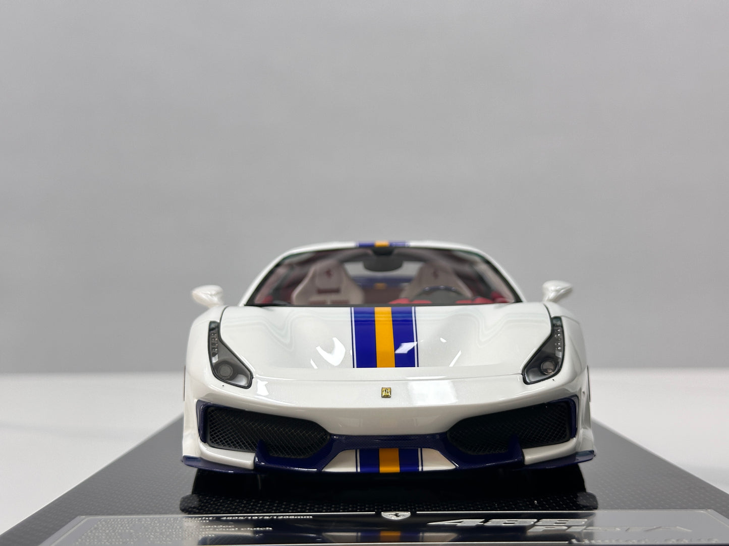 DM Pro 1:18 Ferrari 488 pista  – Black Base, Style E – White – Full-Opening Resin Model (DGP005B)