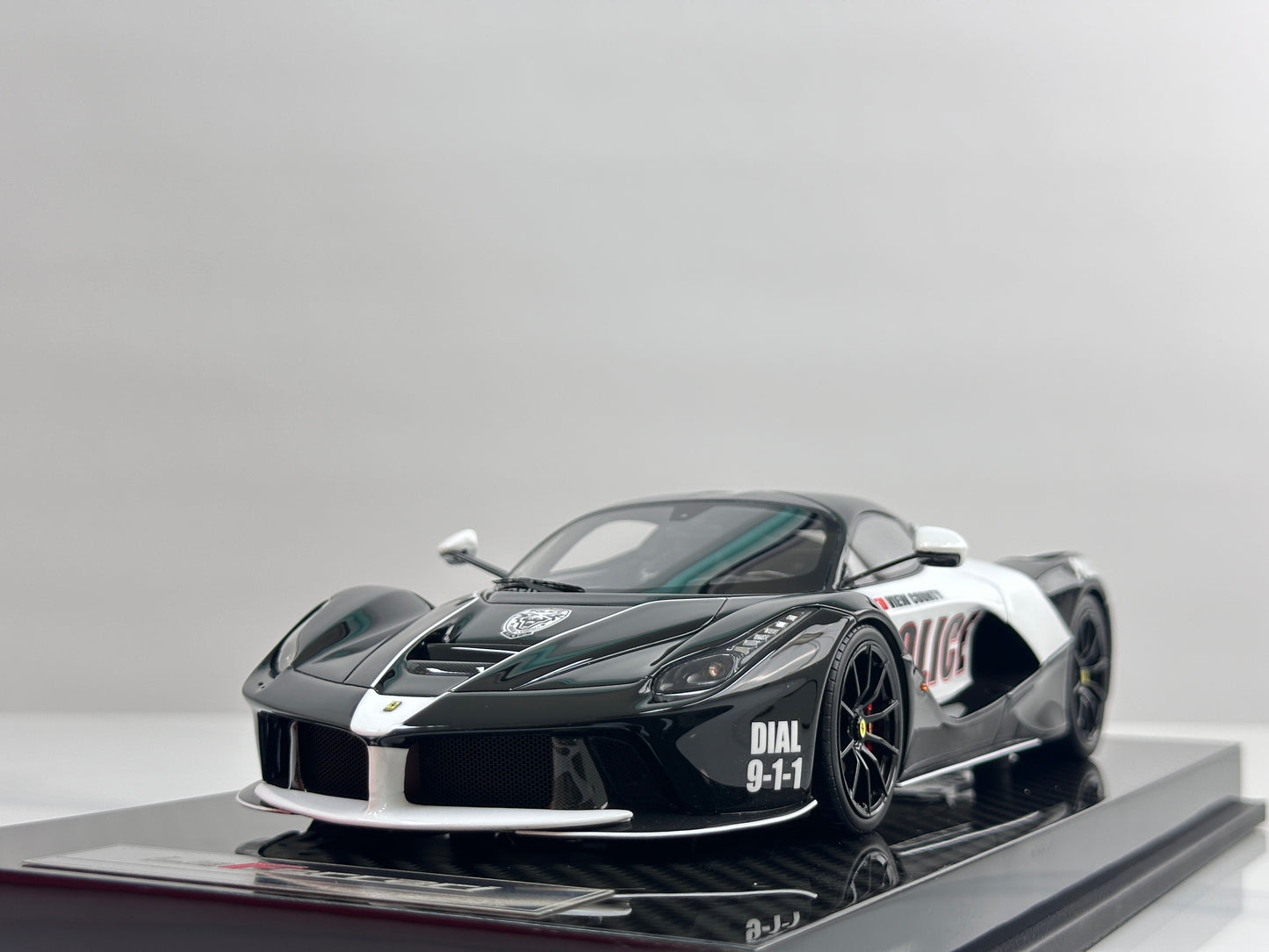 GAVIN + ZigzagYoungste 1:18 Ferrari LaFerrari — Gloss Black Police Livery (GA006)