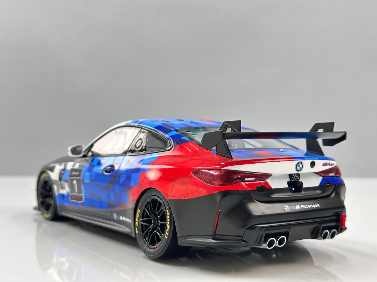 OTTO 1/18 BMW M4 GT4 White/Blue/Black OT1125