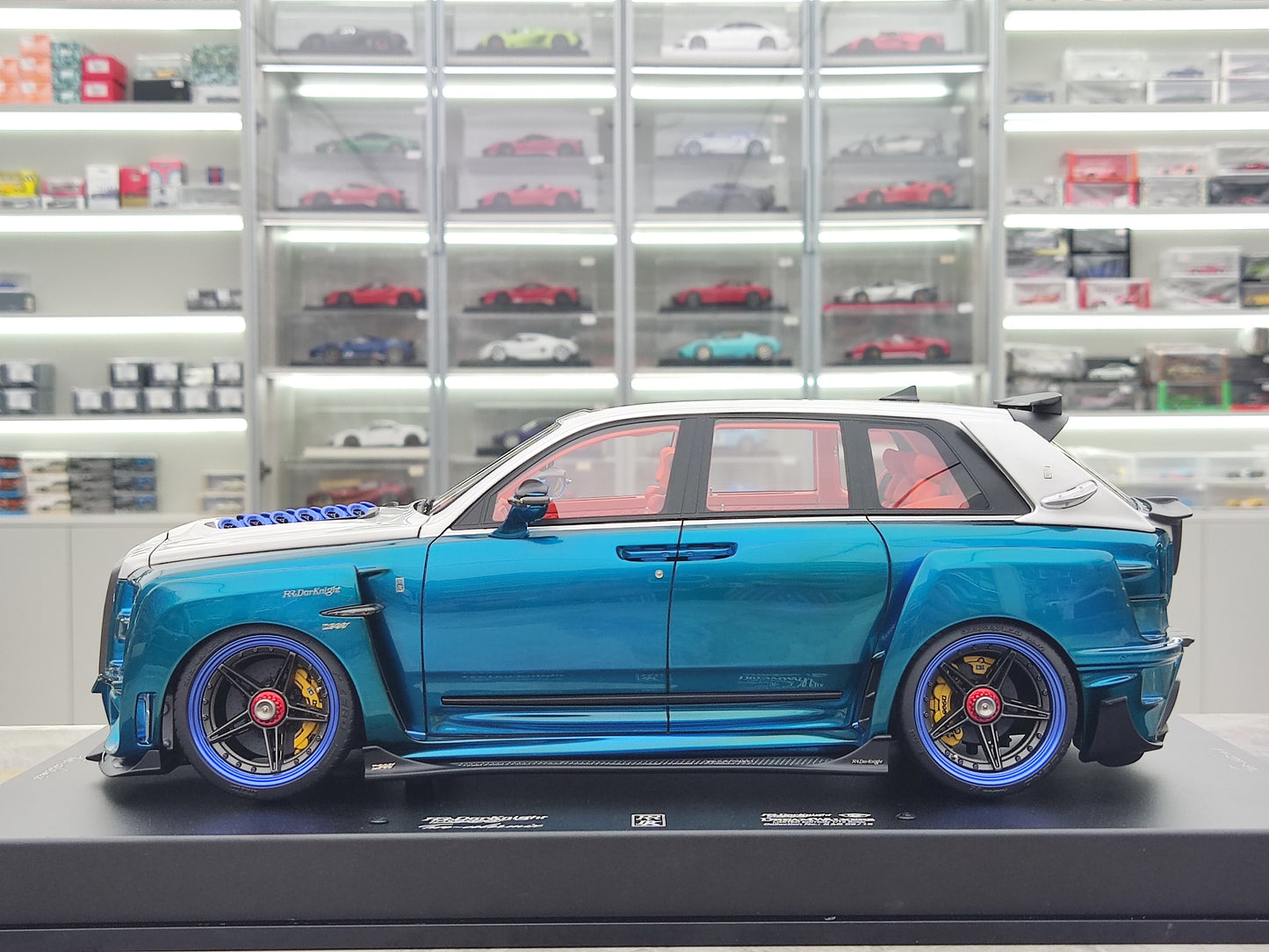 Dreamwalkers 1/18 Rolls-Royce RR.Darknight D900 Glossy Silver and Blue Limited Edition Collectible Model Car R-D900-02