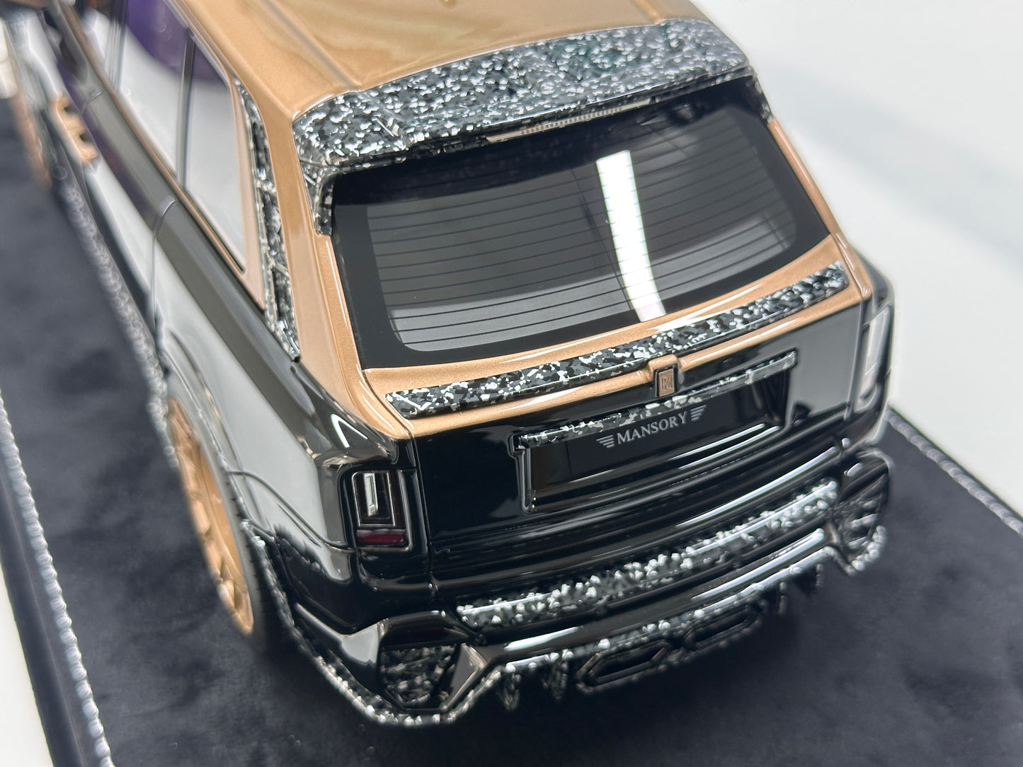 HH MODEL 1/18 Rolls-Royce Cullinan Series II MANSORY – Piano Black / Gold Plated (HH699)