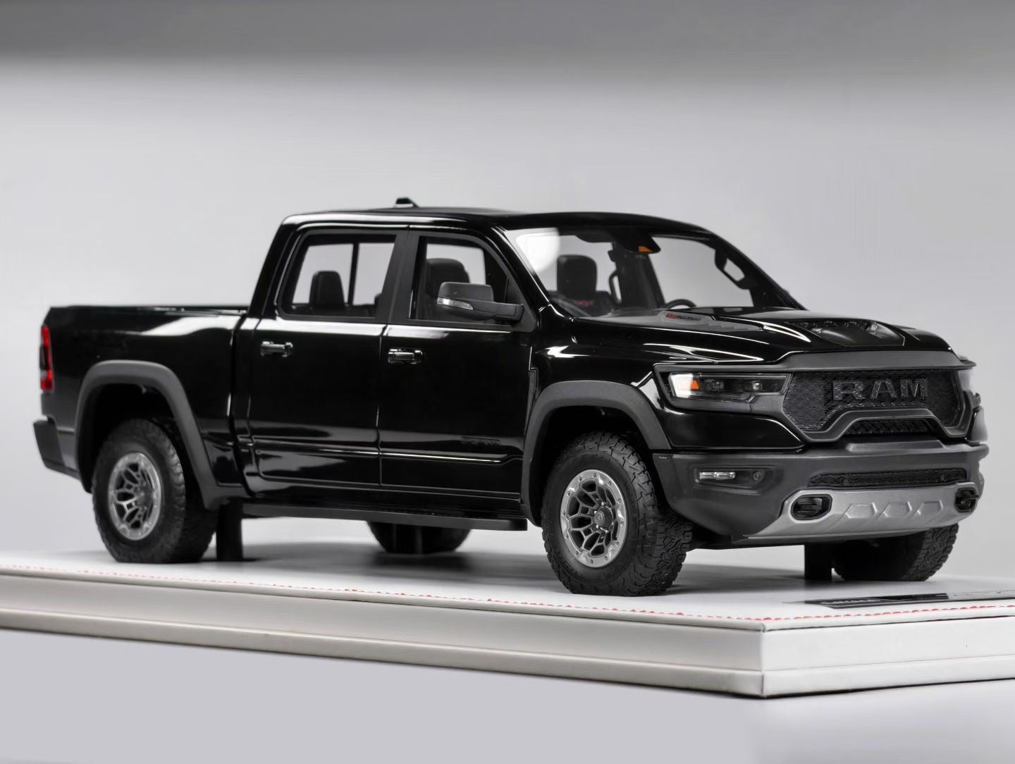 DiAMAanD 1/18 Dodge Ram (Tyrannosaurus Rex)