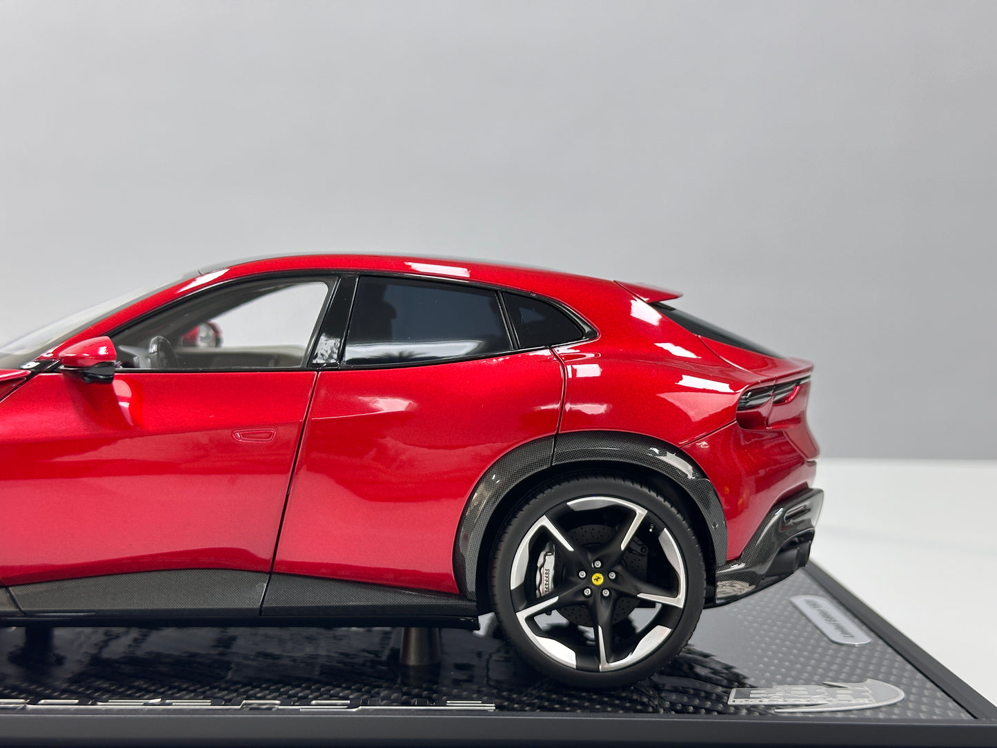BBR 1/18 Ferrari Purosangue – Metallic Red, Black Roof, Carbon Fiber Underbody (HE180052BCH)