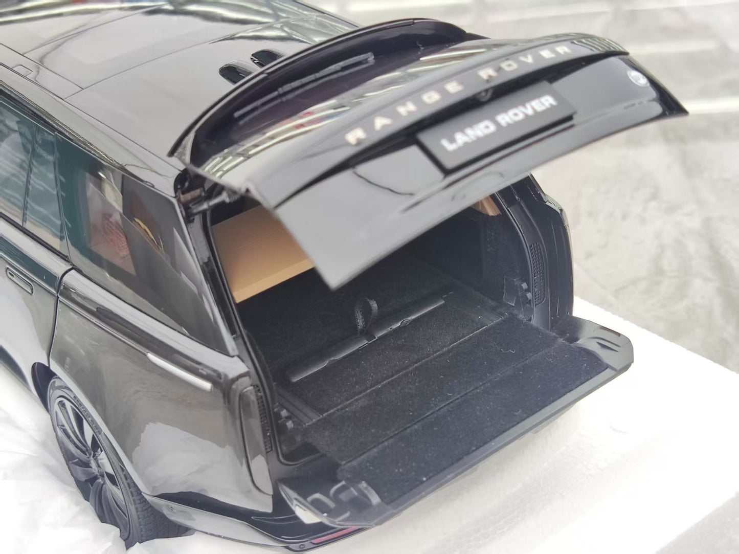 LCD 1/18 Land Rover Genesis Extended Edition Black Alloy Car Model LCD120