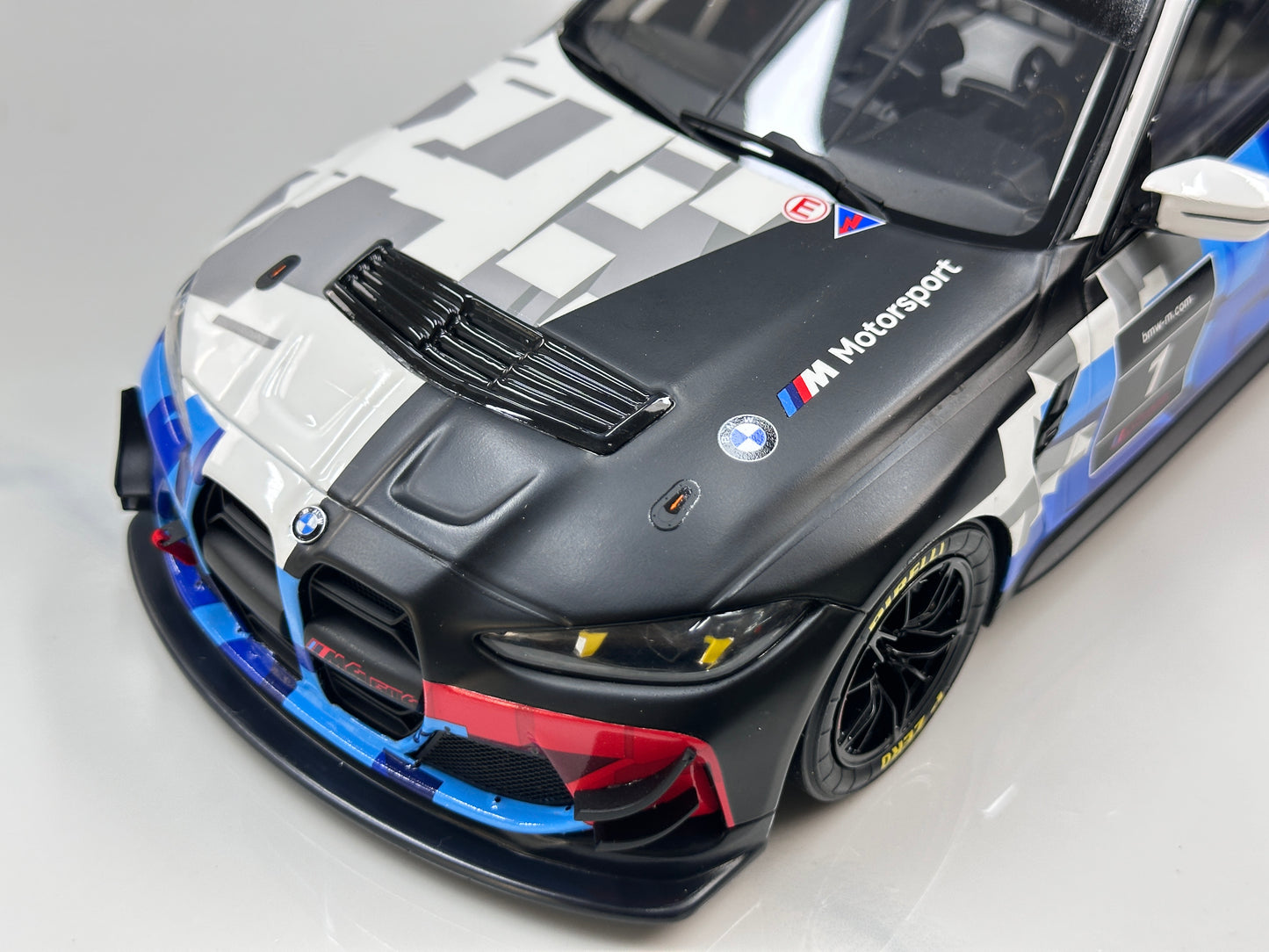 OTTO 1/18 BMW M4 GT4 White/Blue/Black OT1125
