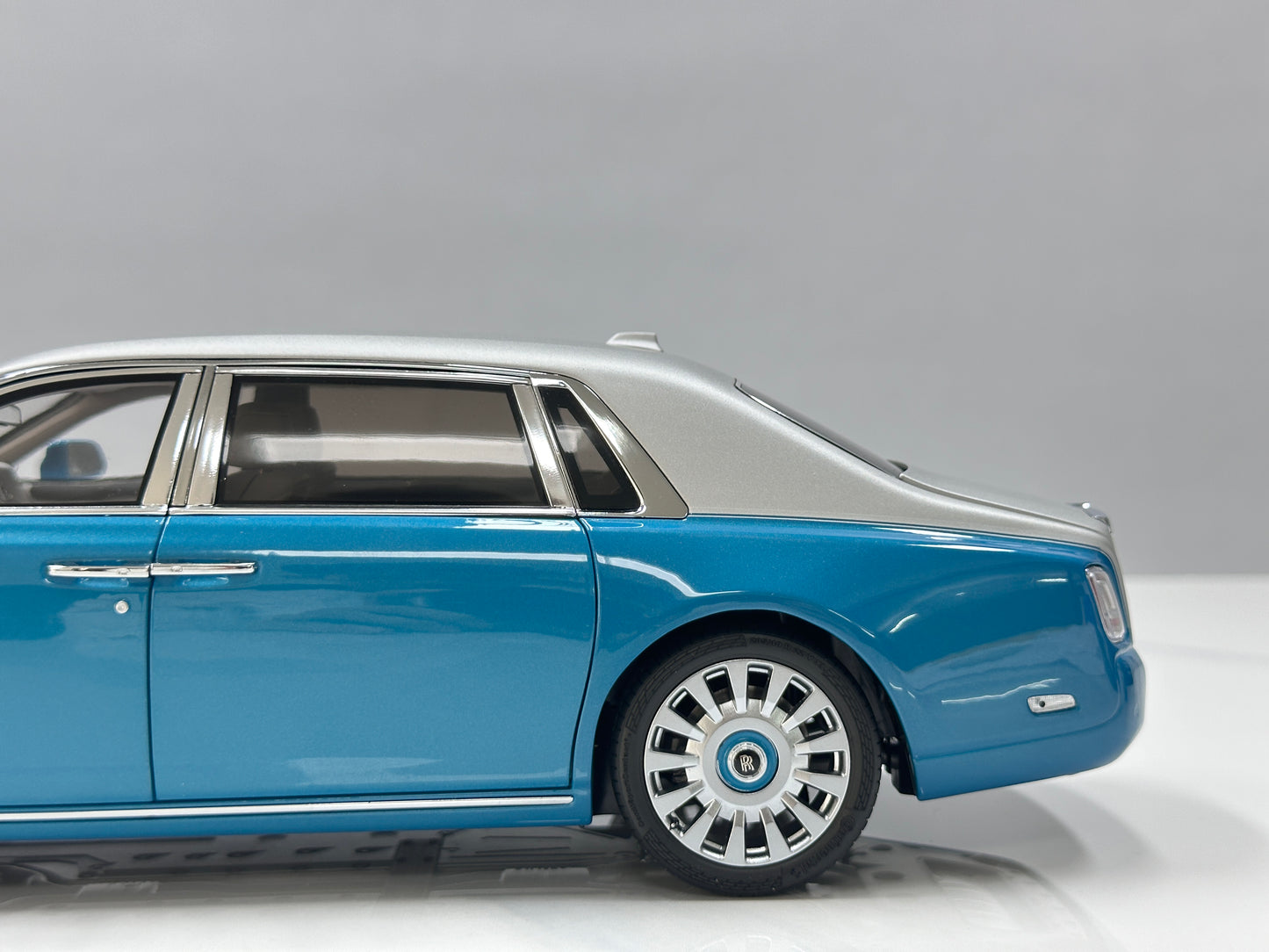 ZP 1/18 Rolls-Royce Phantom VIII – Silver/Turquoise Blue (ZP120)