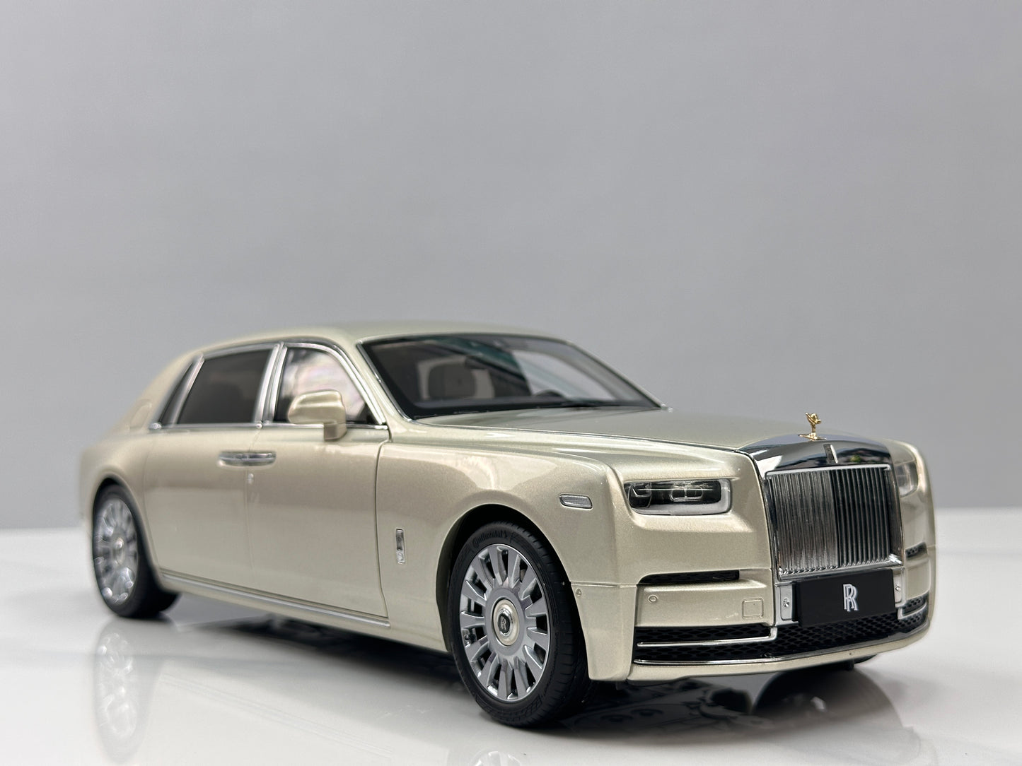 ZP 1/18 Rolls-Royce Phantom VIII (Gold Badge / Leather Suitcase Edition) – Champagne Gold (ZP116)